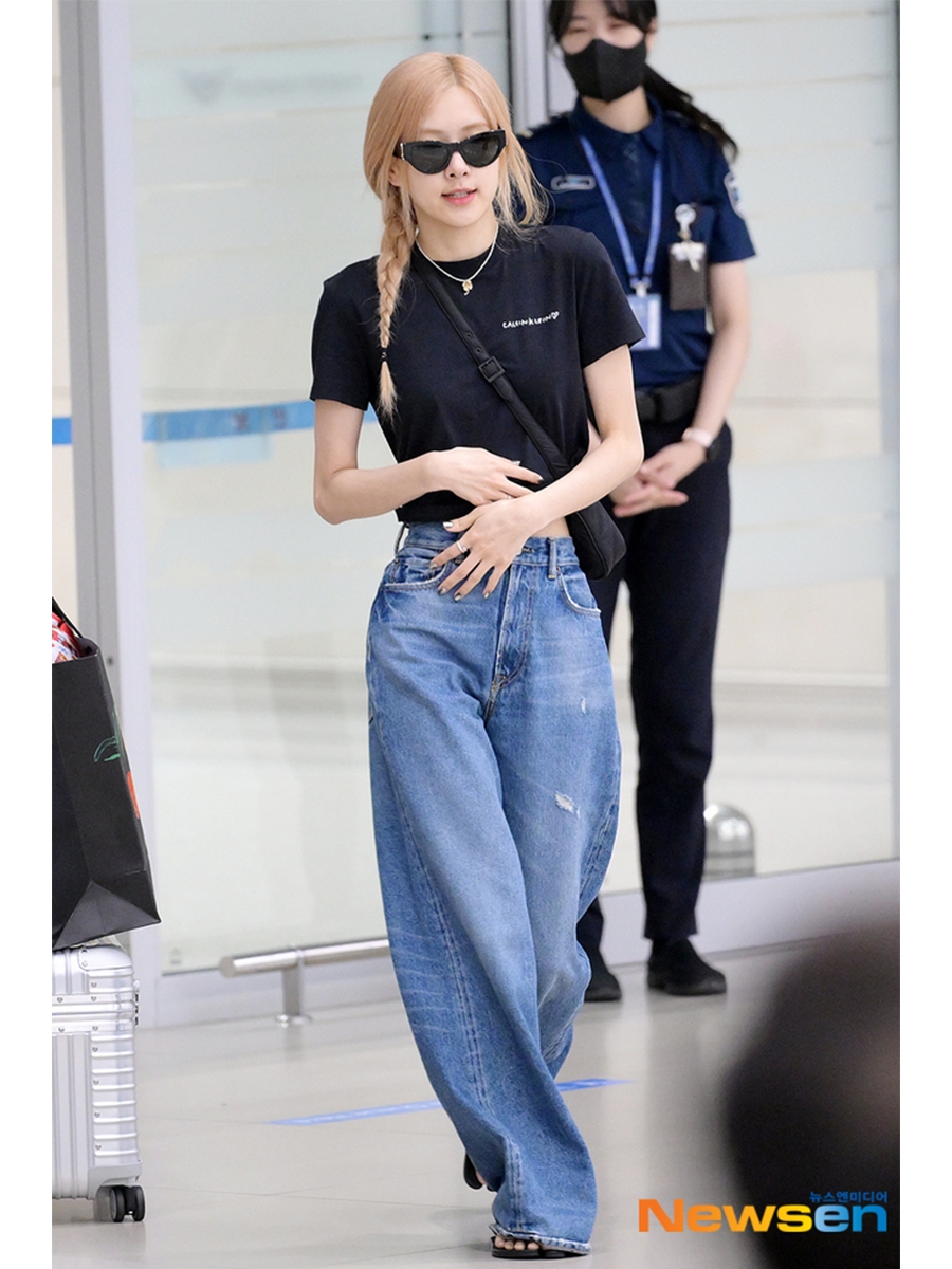 (W) Calvin Klein x Jennie Baby Fit Crop Short Sleeve T-Shirt Black Beauty, (W) Maison Margiela Tabi Thong Sandal Black - 22SS 착용 스타일