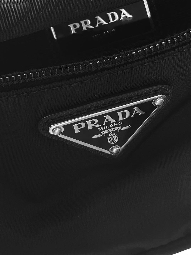 Prada Re-Nylon and Saffiano Leather Belt Bag Black 착용 스타일 - 1