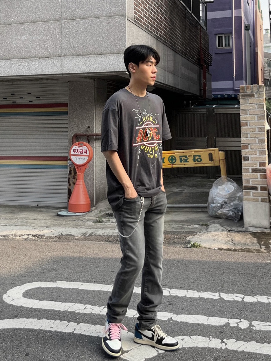 Undermycar Legion.03 Slim Fit Blue Stitch Washed Jeans Washed Gray, Jordan 1 x Travis Scott x Fragment Retro Low OG SP Military Blue 착용 스타일 - 2