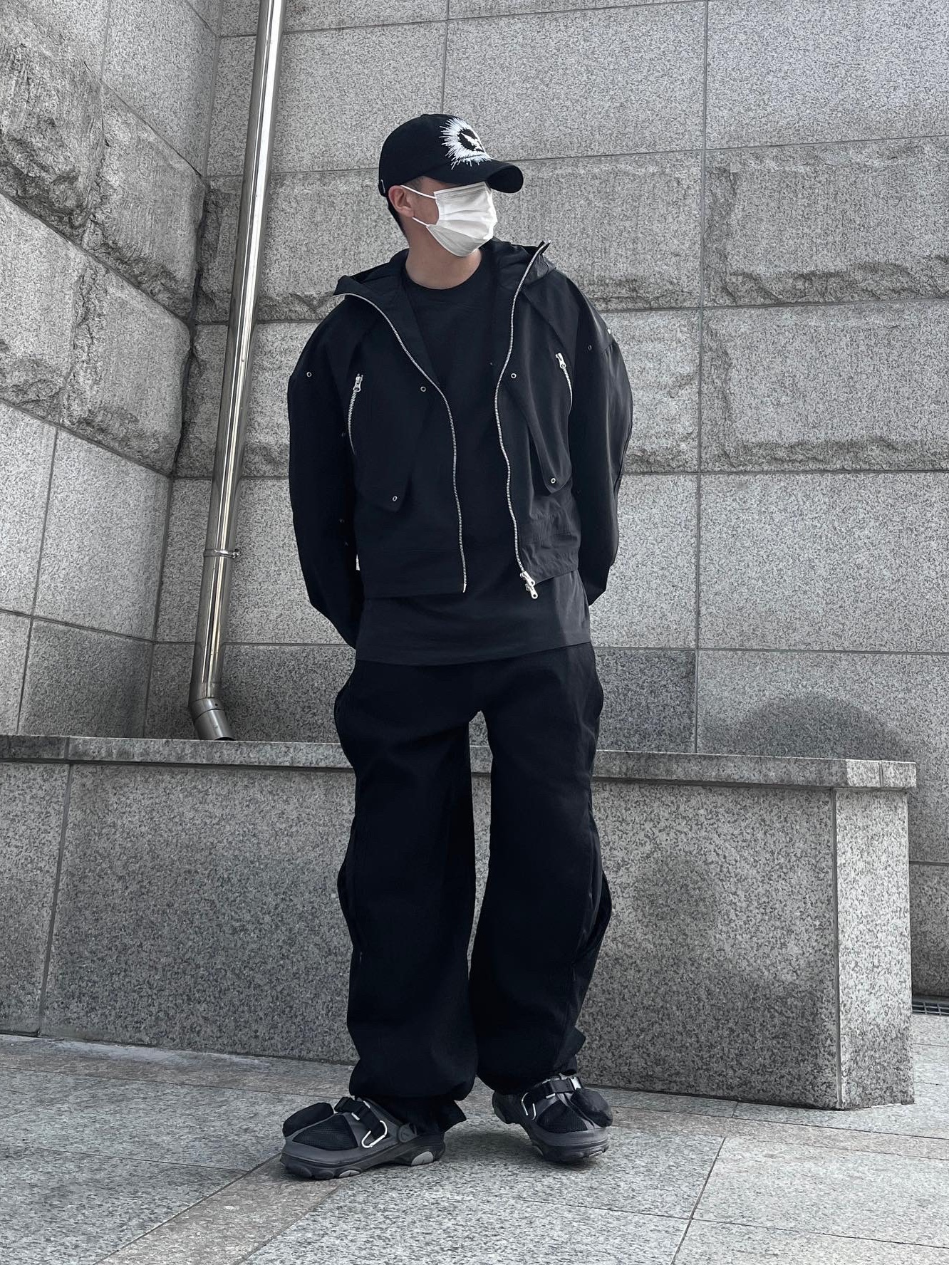 Crocs x Beams Classic All Terrain Mountain Parka Clog Grey 착용 스타일 - 4
