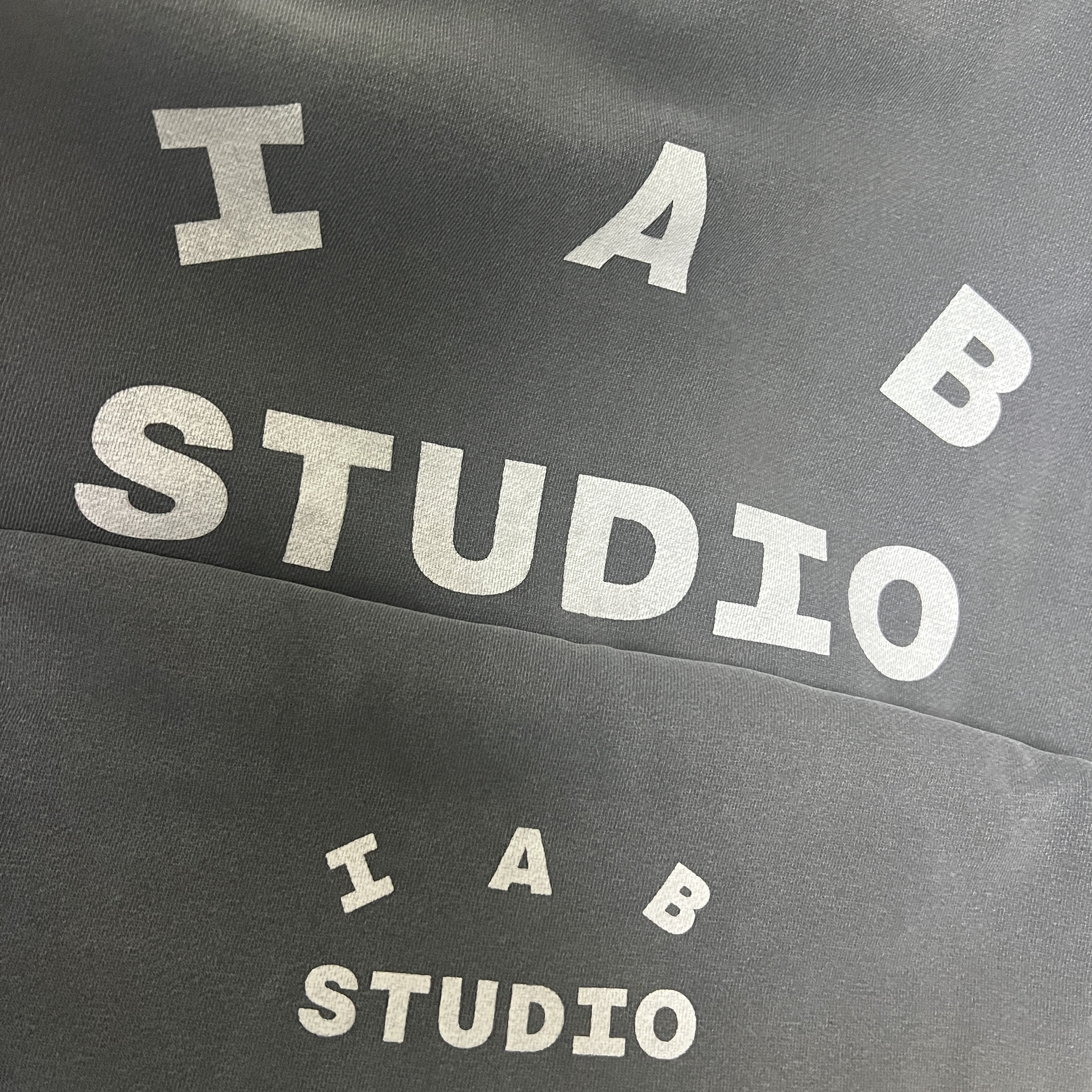 IAB Studio Pigment Hoodie & Sack Black 착용 스타일