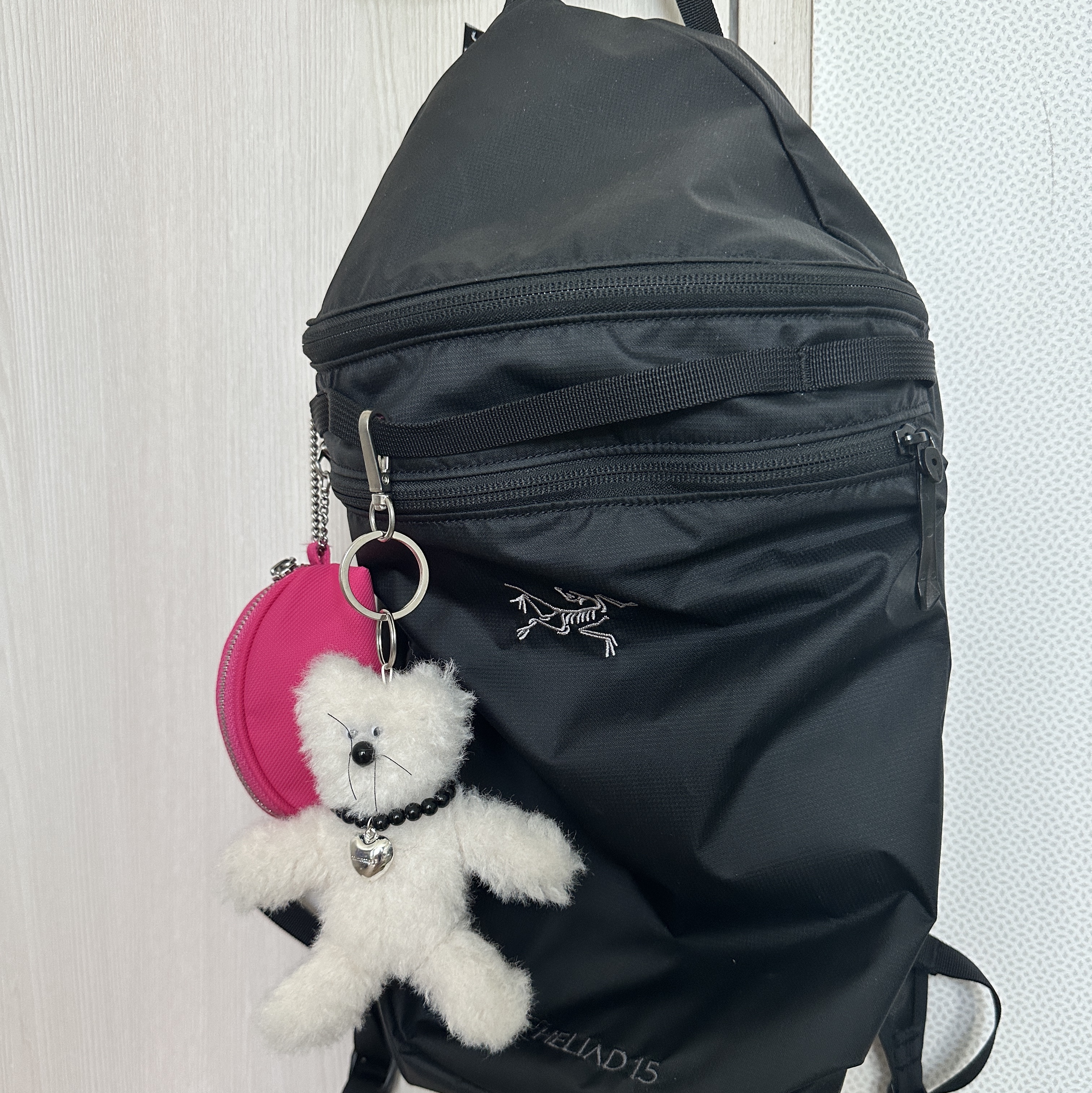Arc'teryx Heliad 15 Backpack Black, [KREAM 단독] Monamhee Creami Keyring Cream 착용 스타일