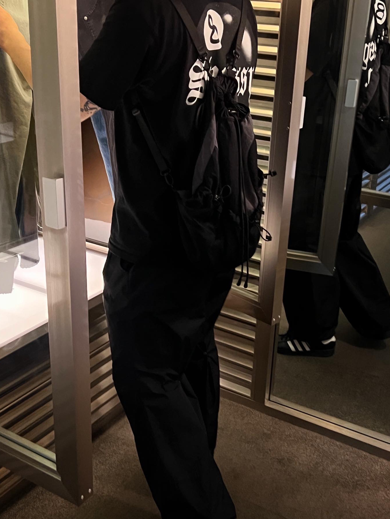 Adidas Superstar Core Black White, Stussy 8 Ball Corp T-Shirt Black 착용 스타일 - 2