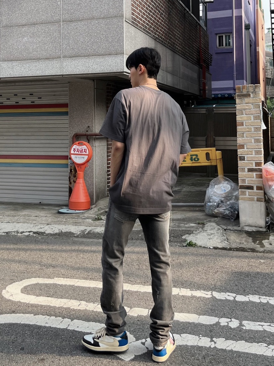 Undermycar Legion.03 Slim Fit Blue Stitch Washed Jeans Washed Gray, Jordan 1 x Travis Scott x Fragment Retro Low OG SP Military Blue 착용 스타일 - 4