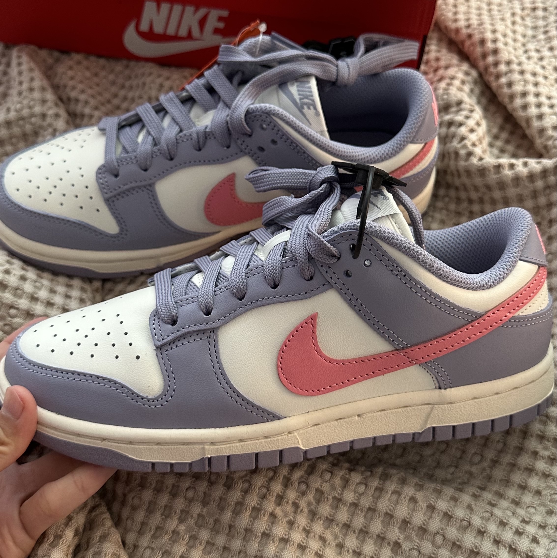 (W) Nike Dunk Low Indigo Haze Coral Chalk 착용 스타일 - 3