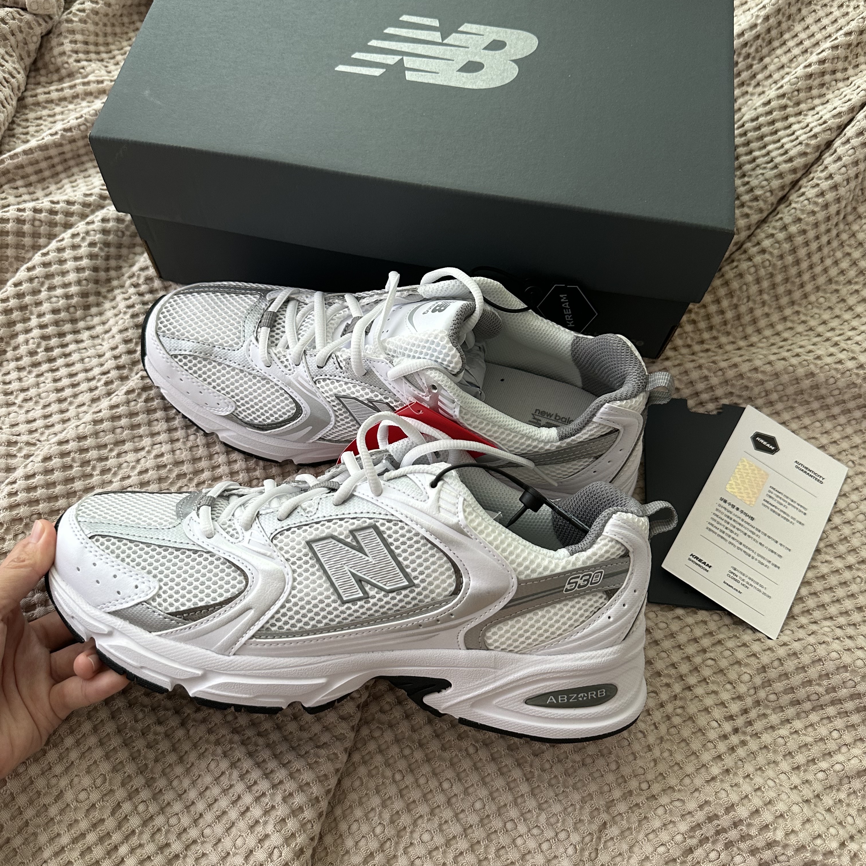 New Balance 530 White Silver 착용 스타일 - 1