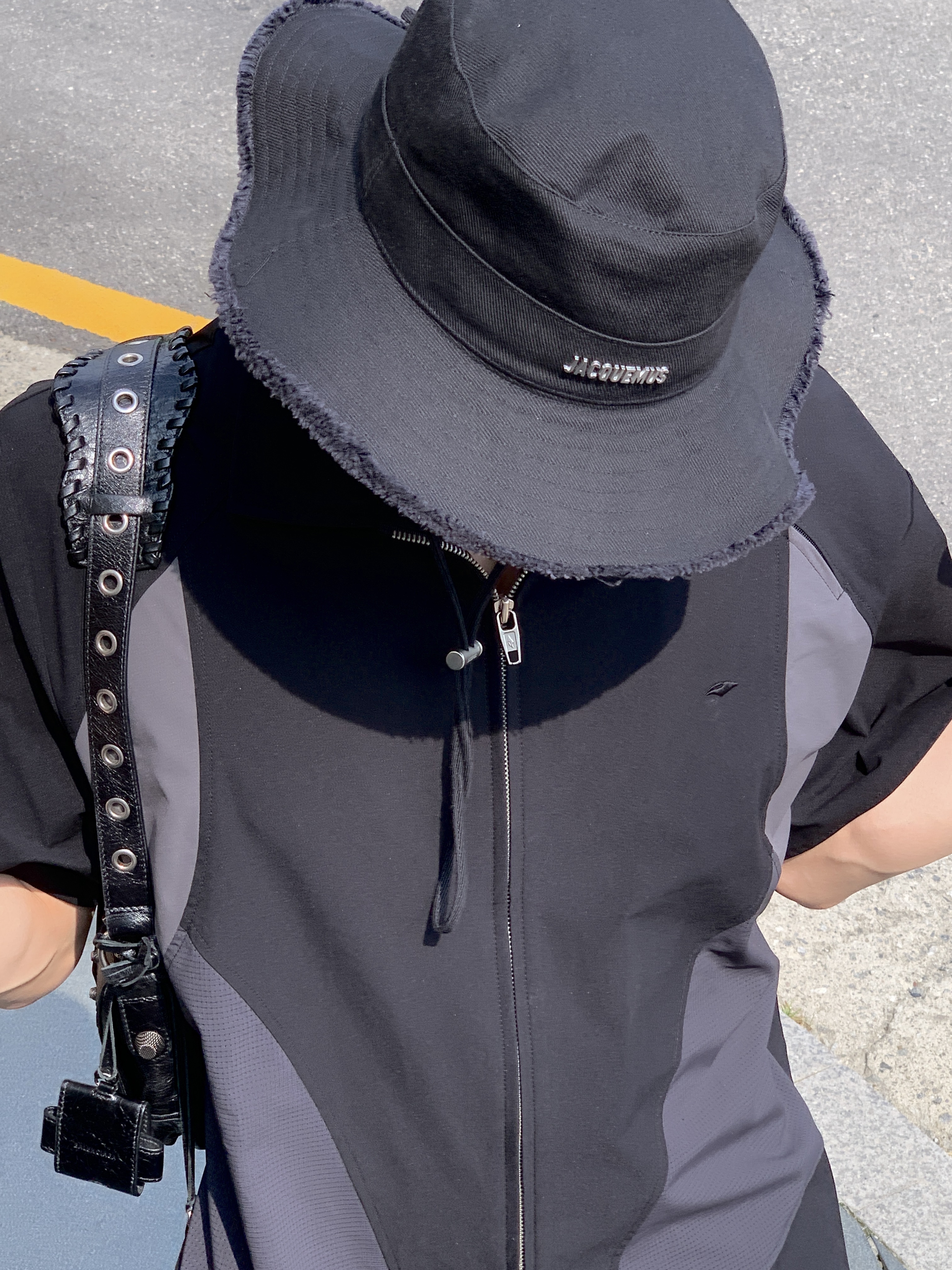 Jacquemus Le Bob Artichaut Bucket Hat Black, Nike x Martine Rose Shox MR4 Black 착용 스타일 - 5