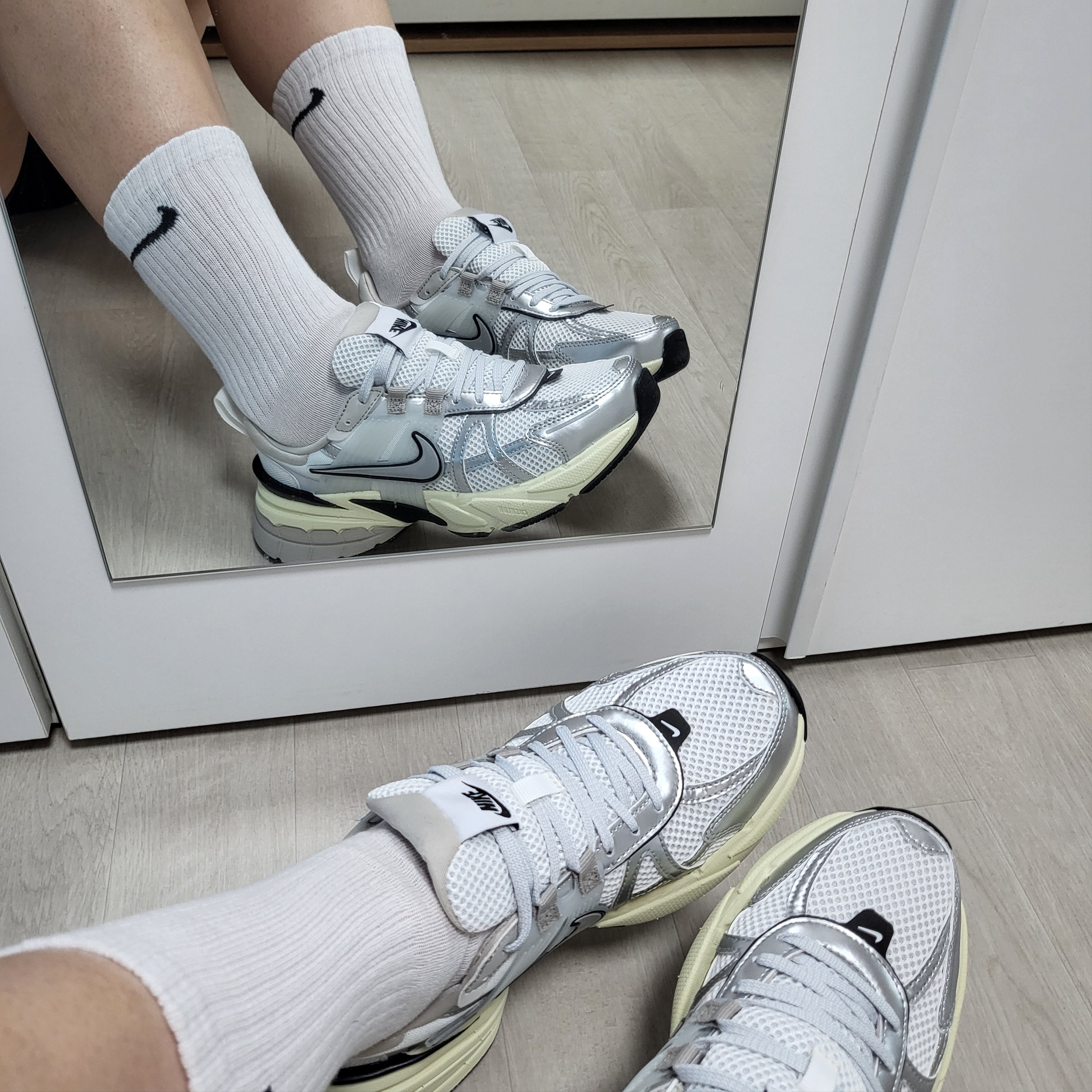 Nike V2K Run Summit White Metallic Silver 착용 스타일 - 2