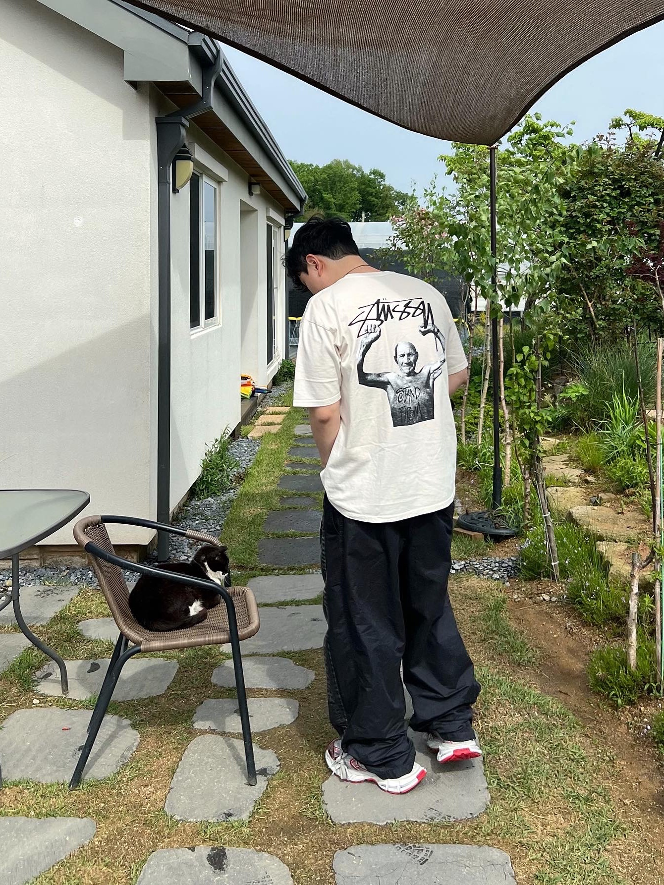 Balenciaga 3XL Sneakers White Red, Stussy x Martine Rose Stand Firm Pigment Dyed T-Shirt Natural 착용 스타일 - 2