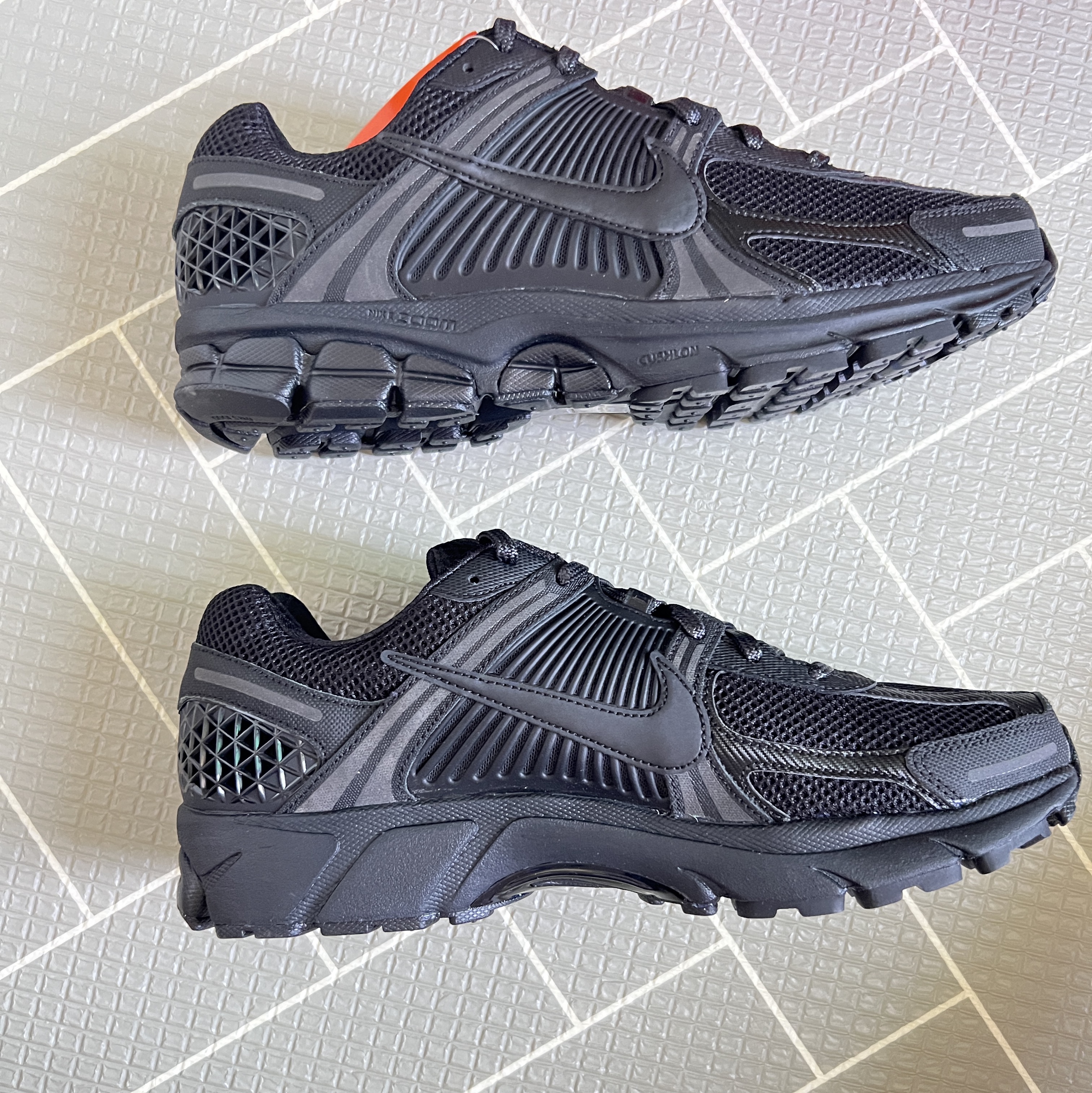 Nike Zoom Vomero 5 SP Black 착용 스타일 - 1