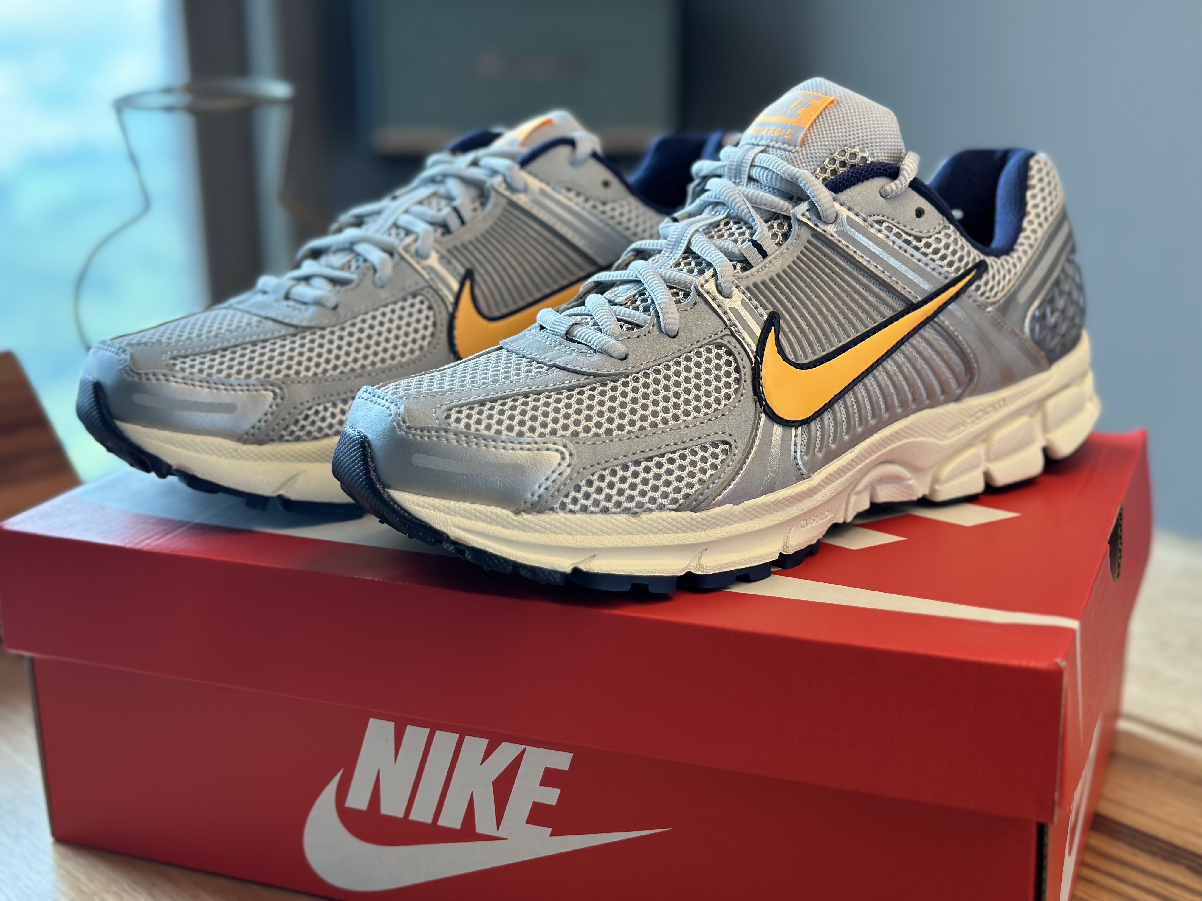 Nike Zoom Vomero 5 Pure Platinum and Laser Orange 착용 스타일 - 2