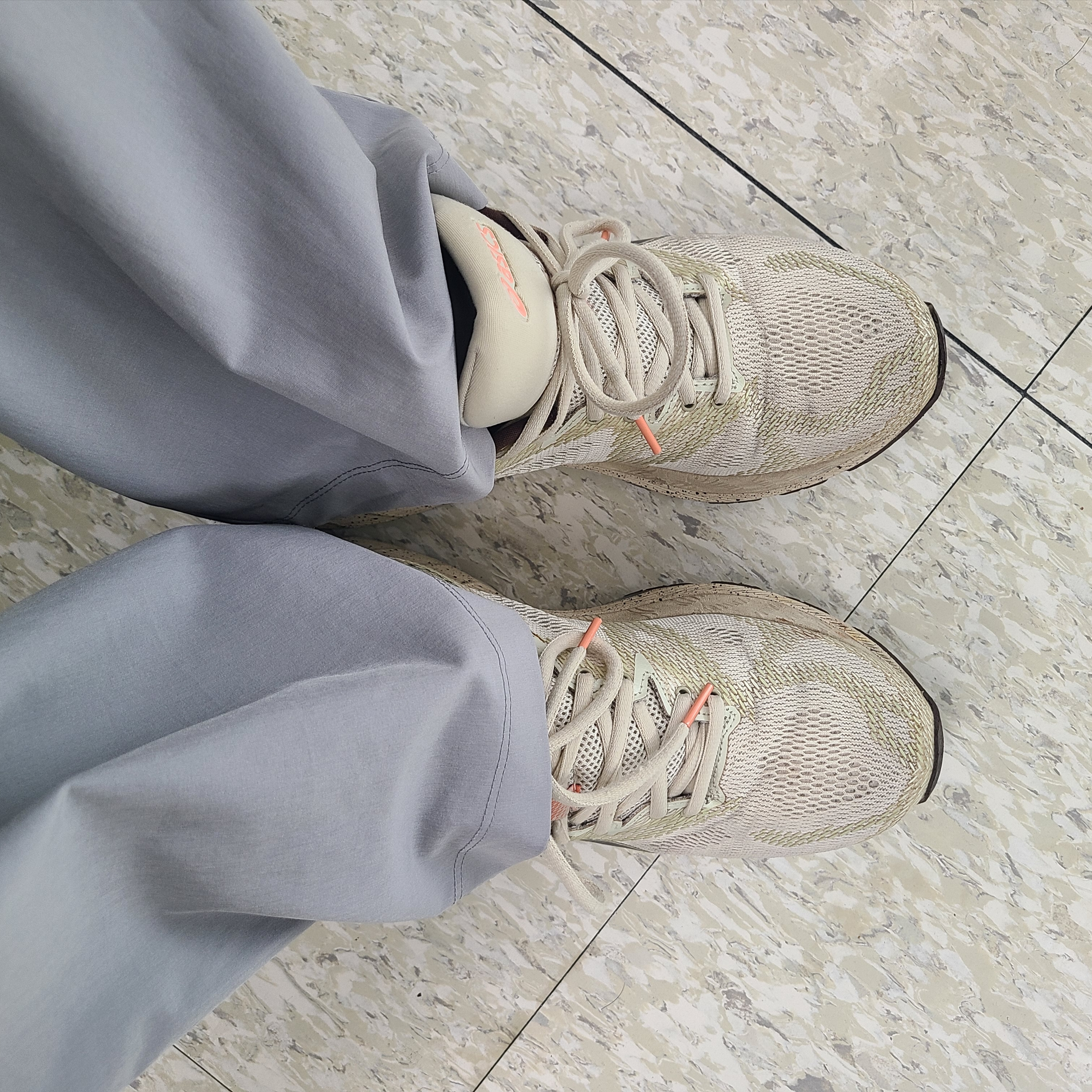 Asics Gel-Nimbus 20 SP Birch Coffee 착용 스타일 - 2
