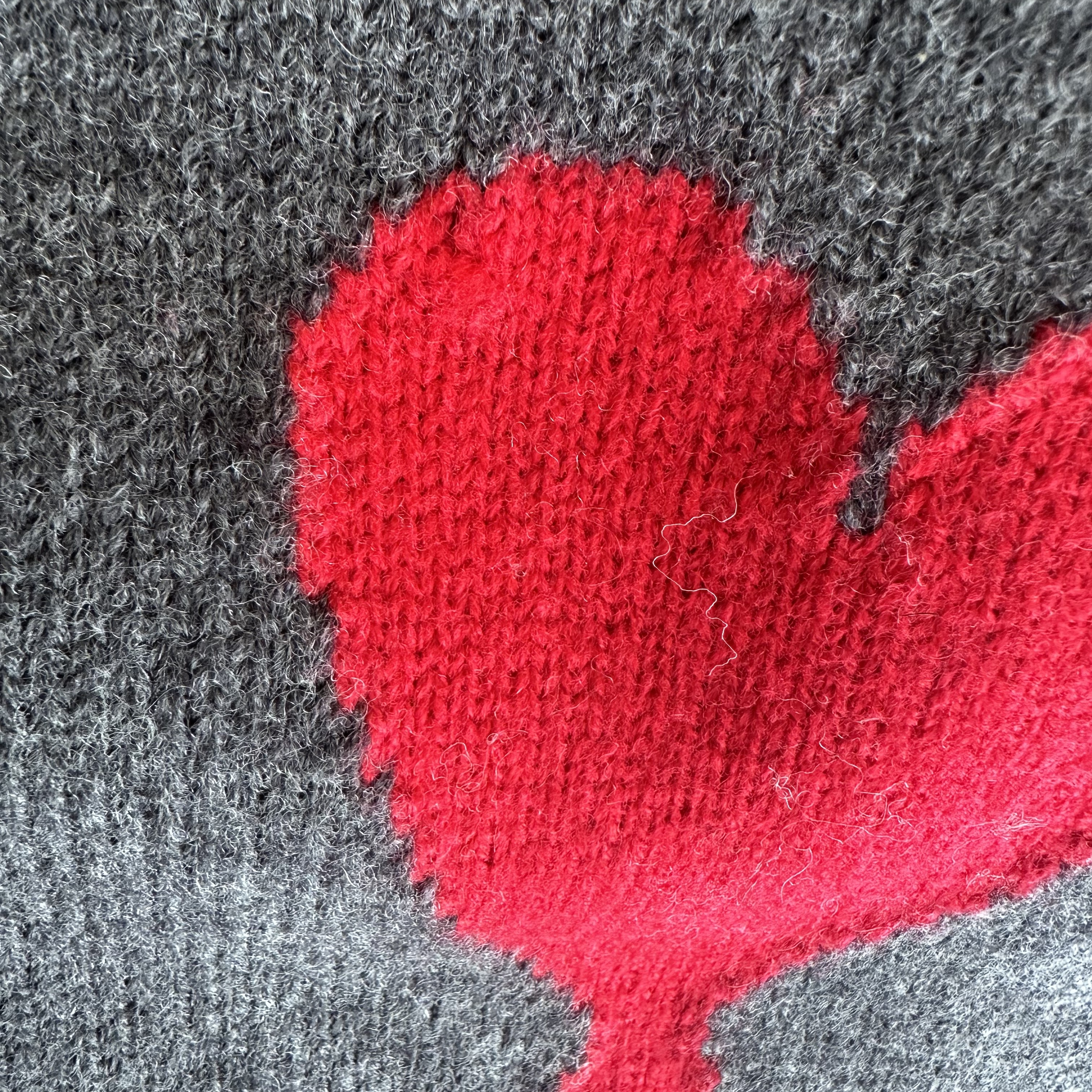AMI de Coeur Oversize Intarsia Sweater Grey Red 착용 스타일 - 1