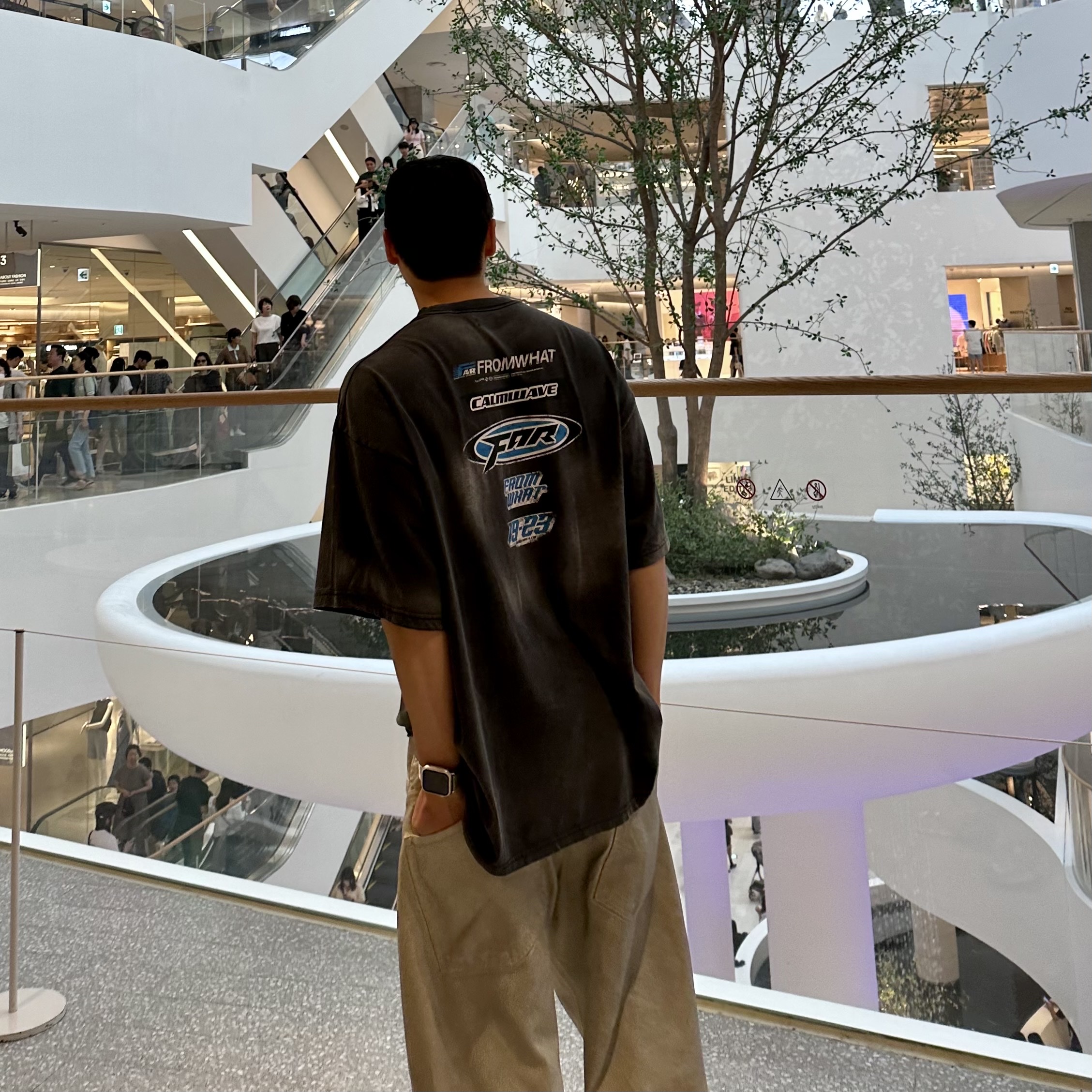Farfromwhat Far Washed Logo T-Shirt Black 착용 스타일 - 2