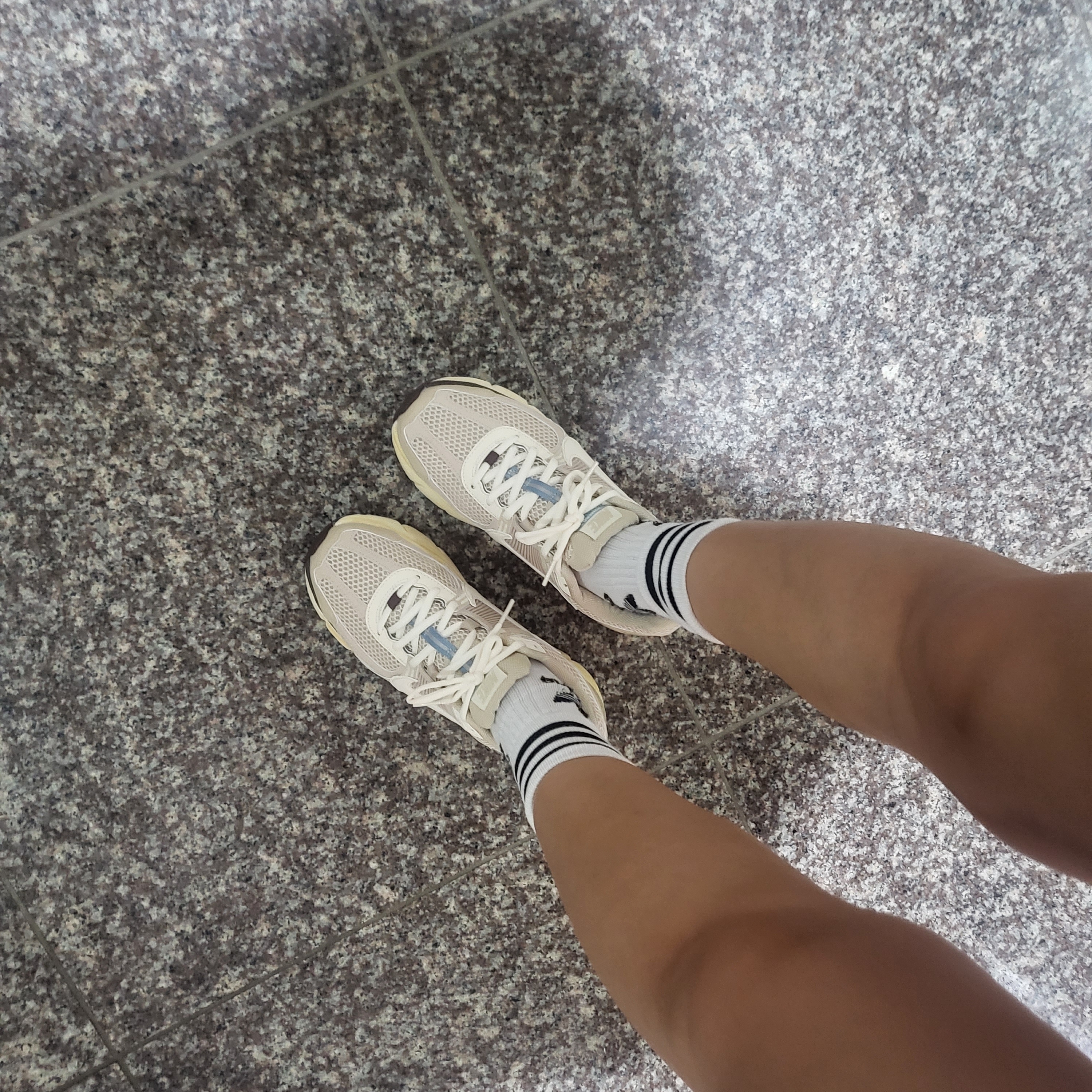 (W) Nike Zoom Vomero 5 Oatmeal 착용 스타일