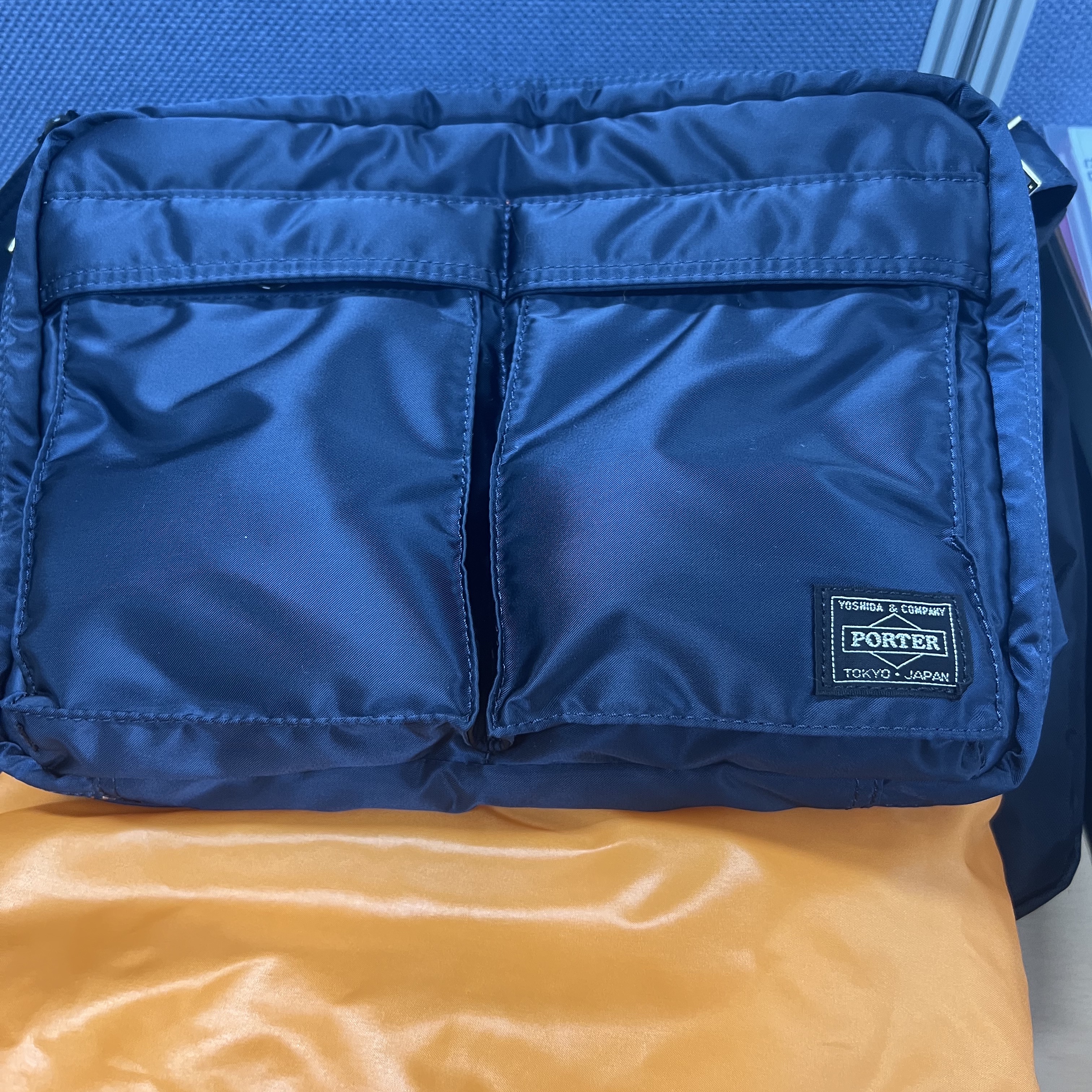 Porter Tanker Shoulder Bag L Iron Blue 착용 스타일 - 1