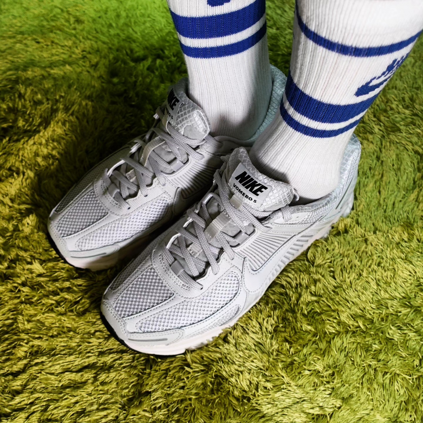 Nike Zoom Vomero 5 SP Vast Grey 2023, Nike Zoom Vomero 5 SP Vast Grey 2019 착용 스타일 - 1