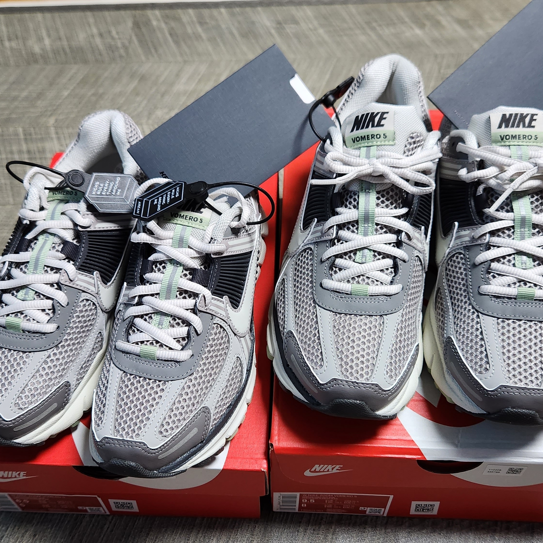 (W) Nike Zoom Vomero 5 Cobblestone and Flat Pewter 착용 스타일 - 1