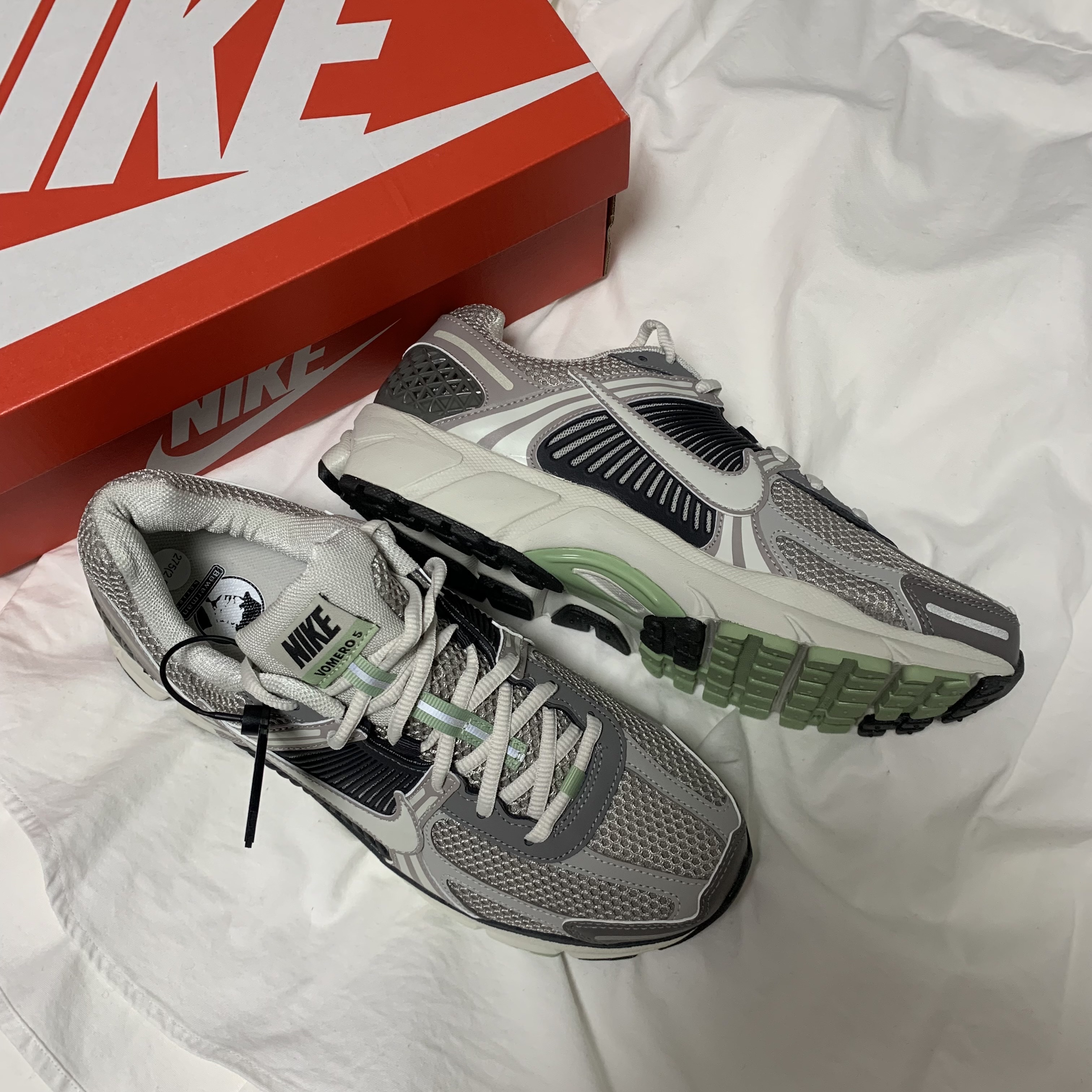 (W) Nike Zoom Vomero 5 Cobblestone and Flat Pewter 착용 스타일