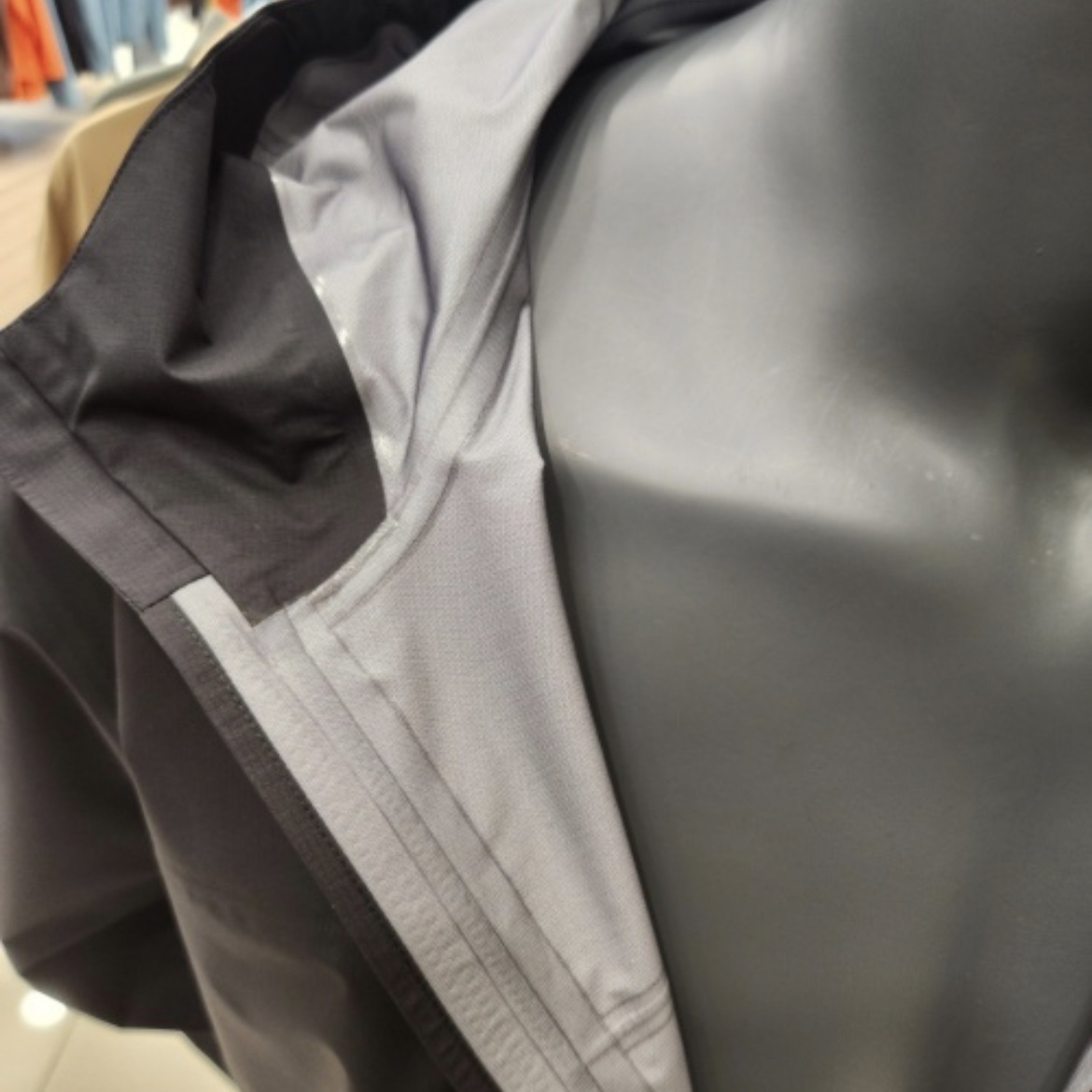 Arc'teryx Norvan LT Hoody Black 착용 스타일 - 1