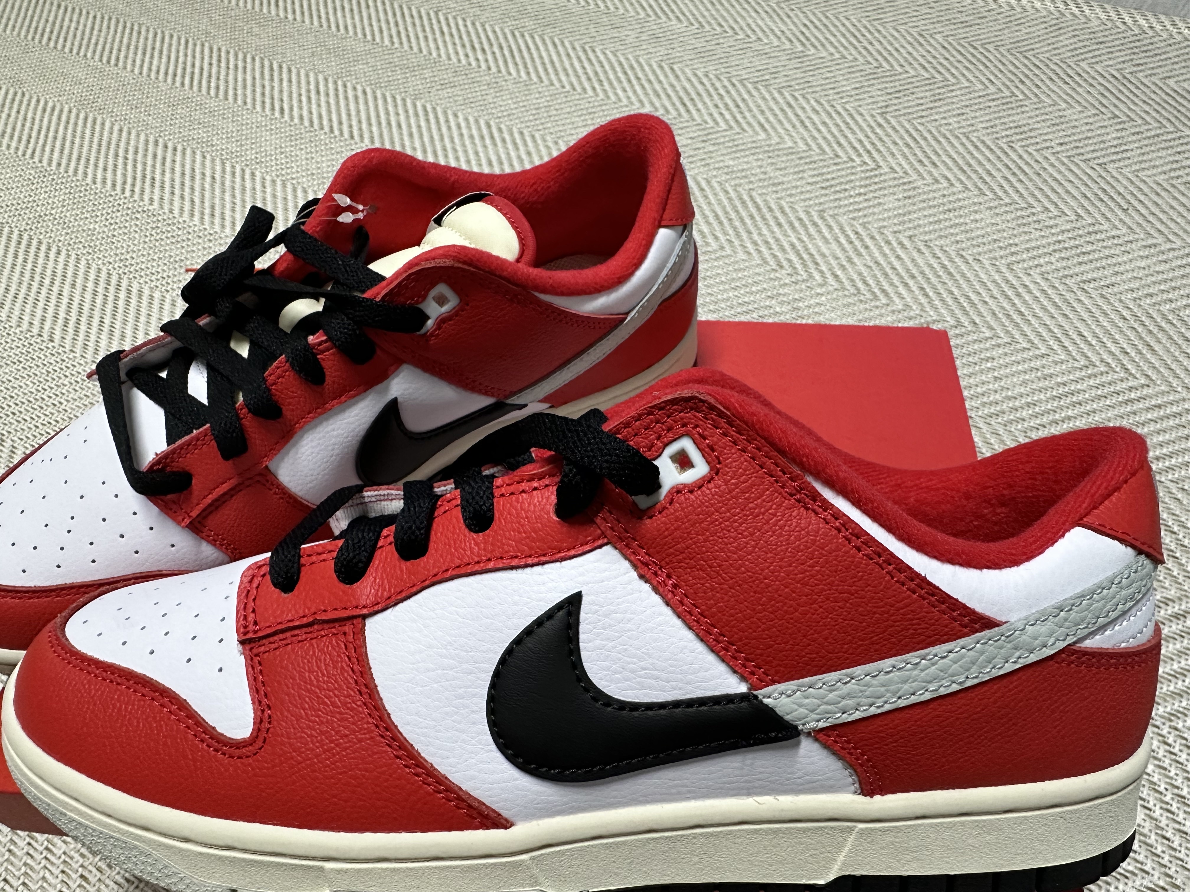 Nike Dunk Low Retro PRM University Red Black 착용 스타일 - 2