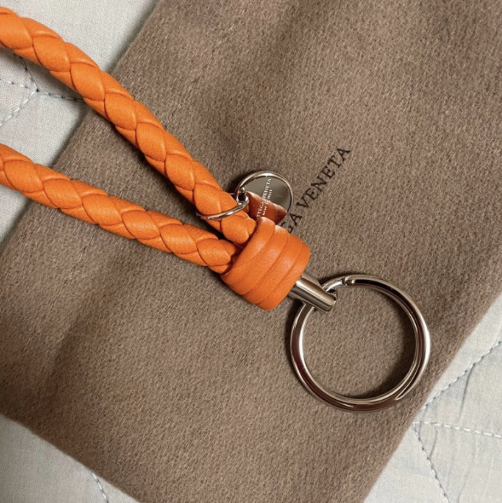 Bottega Veneta Logo Tag Keyring Orange 착용 스타일