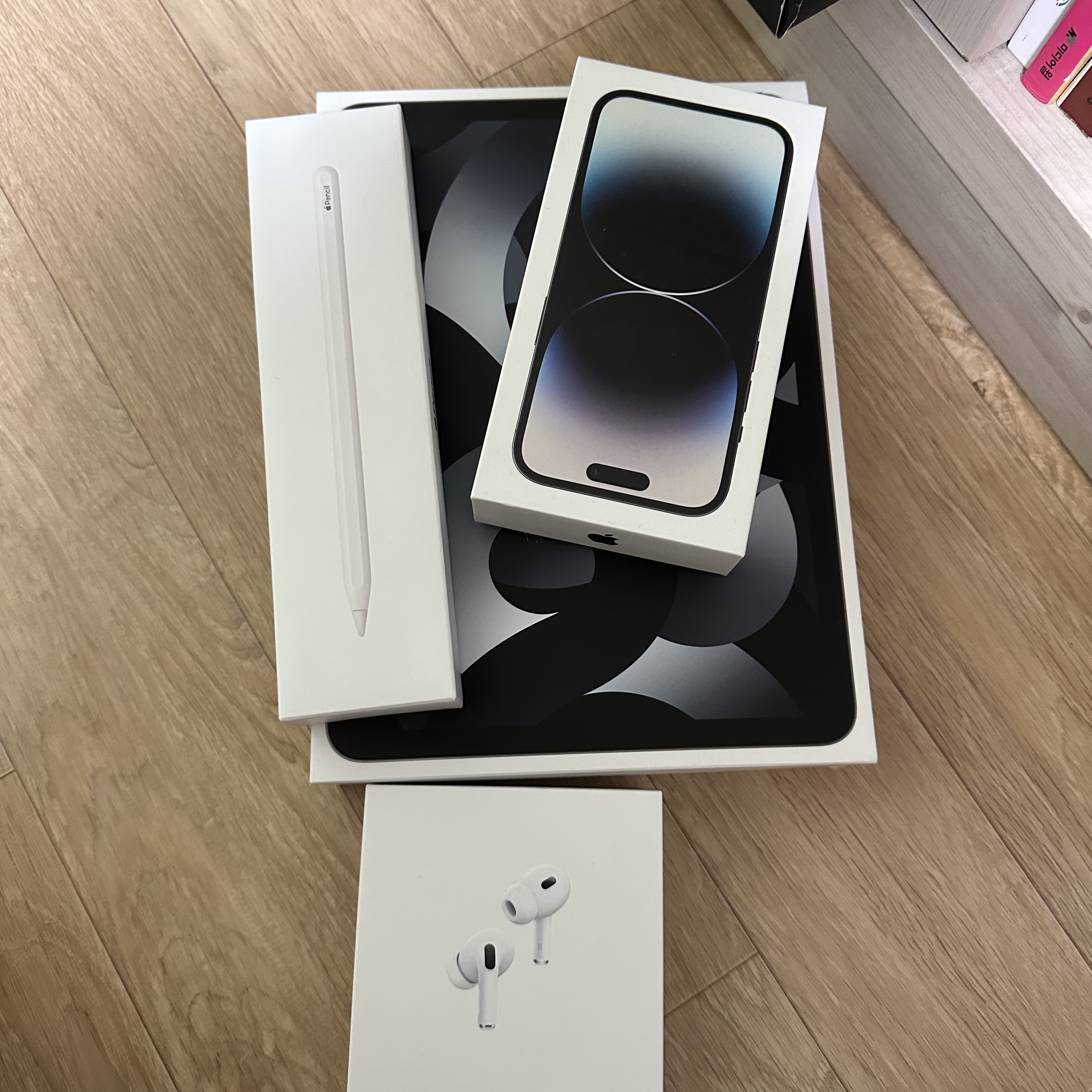 Apple iPad Air 5th Gen Wifi 64GB Space Gray (Korean Ver.), Apple iPhone 14 Pro 128GB Space Black (Korean Ver.) 착용 스타일