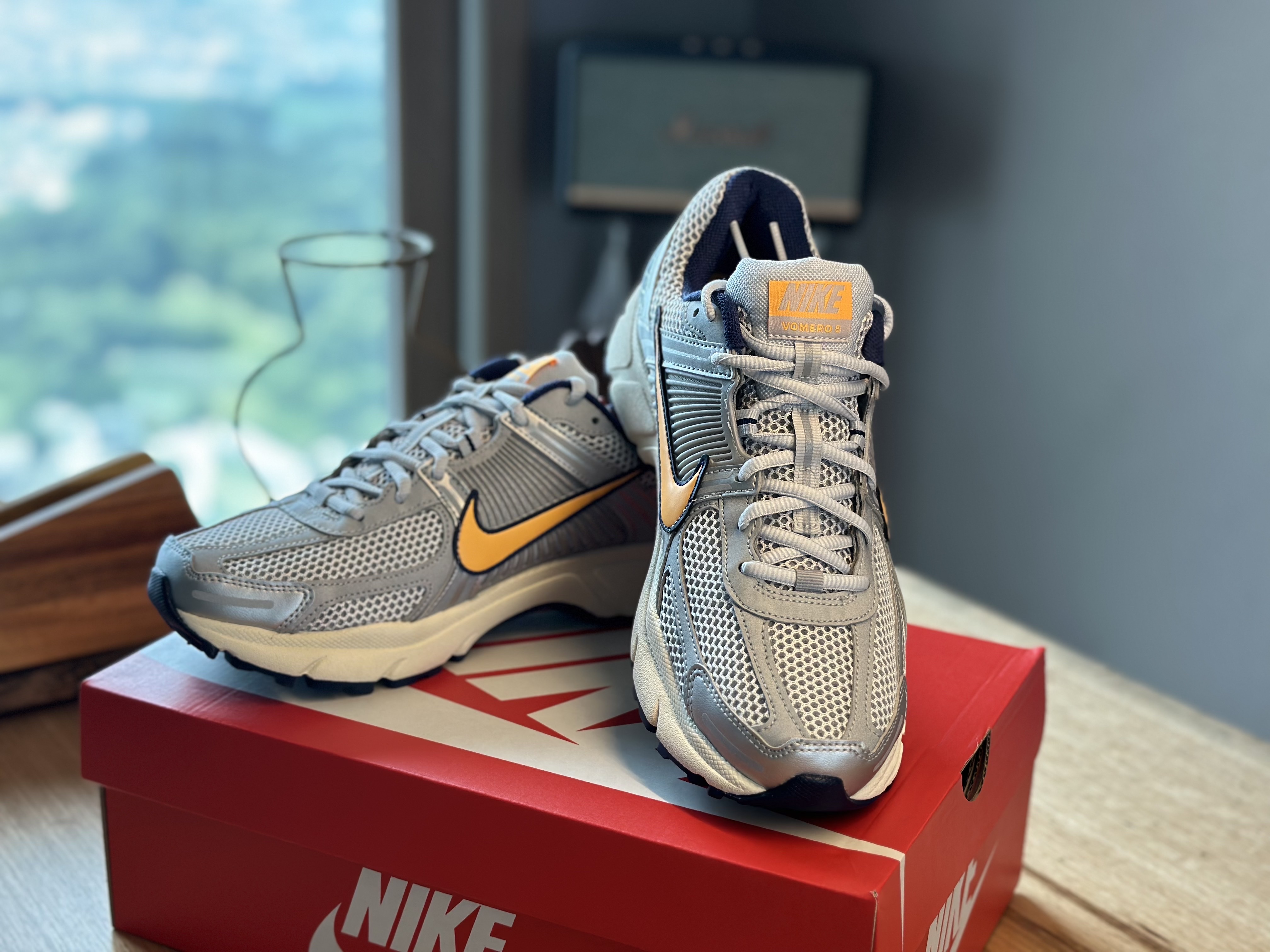 Nike Zoom Vomero 5 Pure Platinum and Laser Orange 착용 스타일 - 1