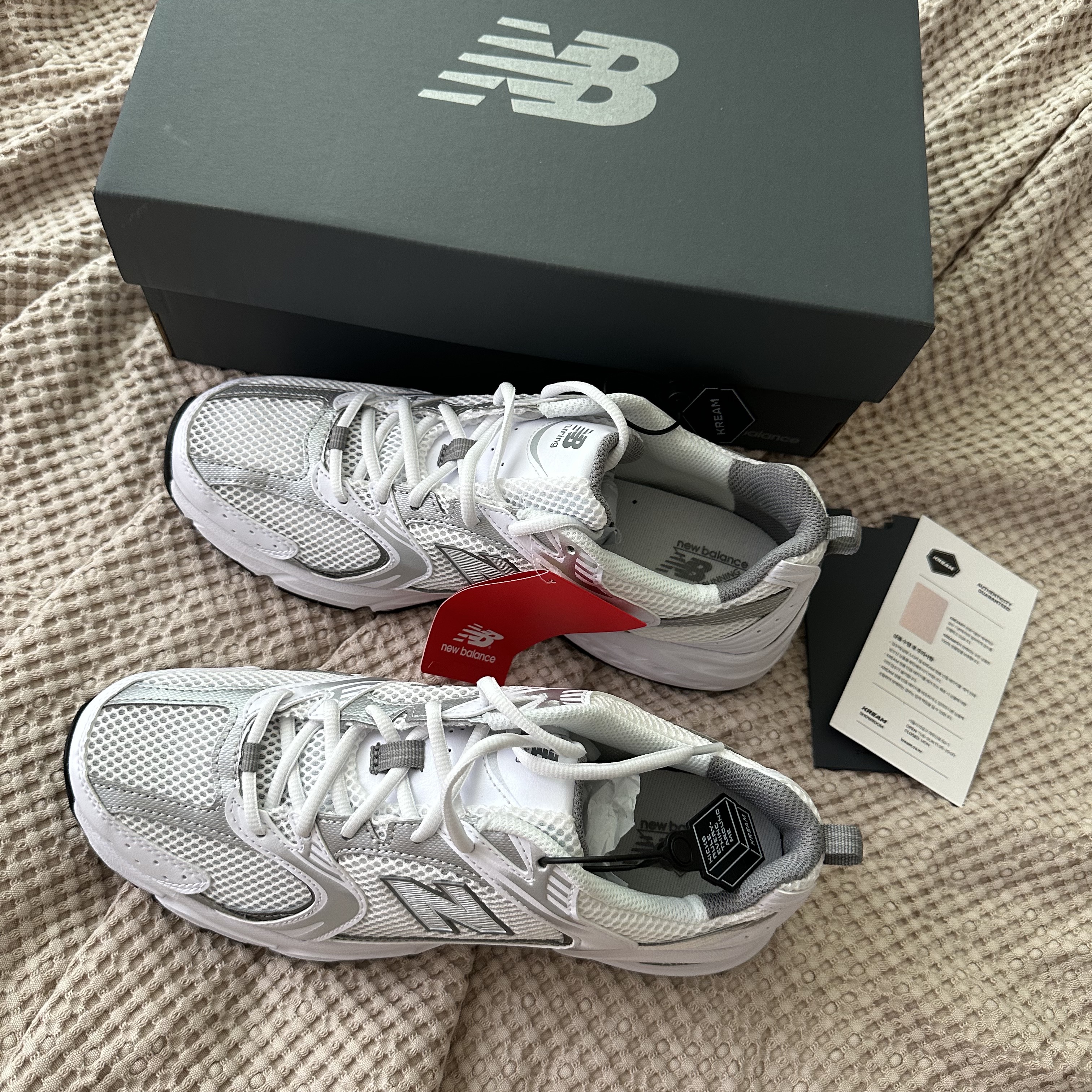 New Balance 530 White Silver 착용 스타일 - 2