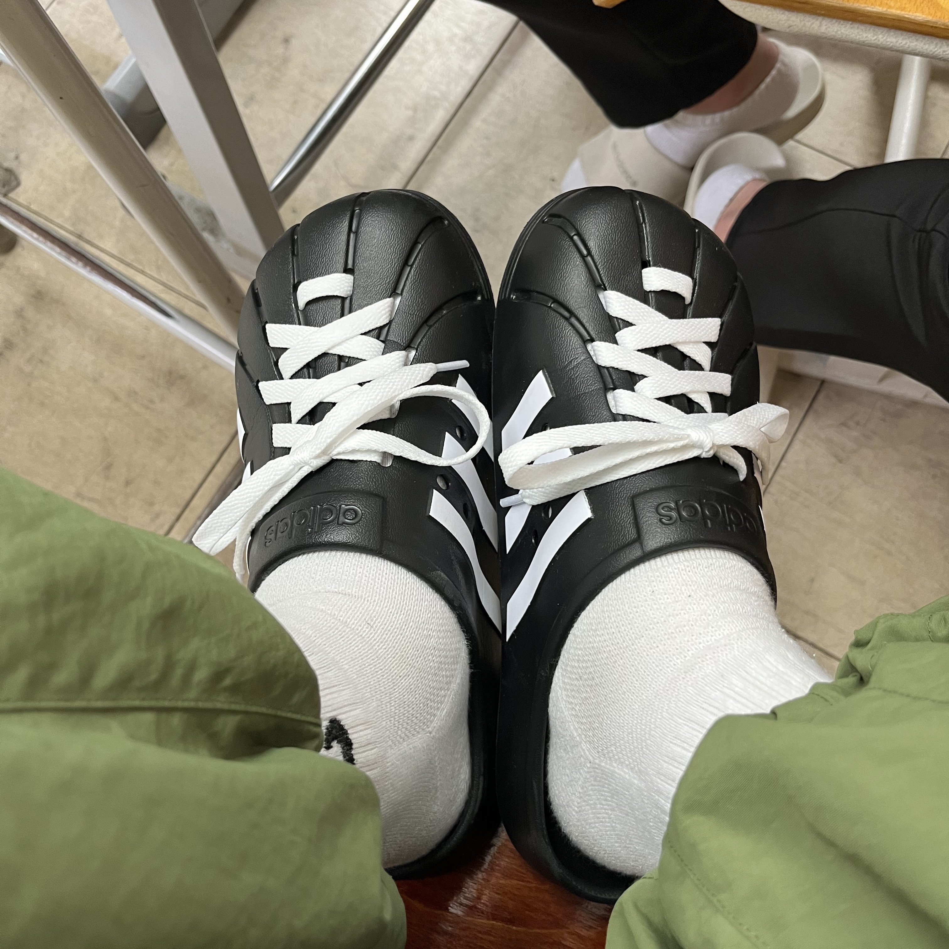 Adidas Adilette Clog Black White 착용 스타일 - 2
