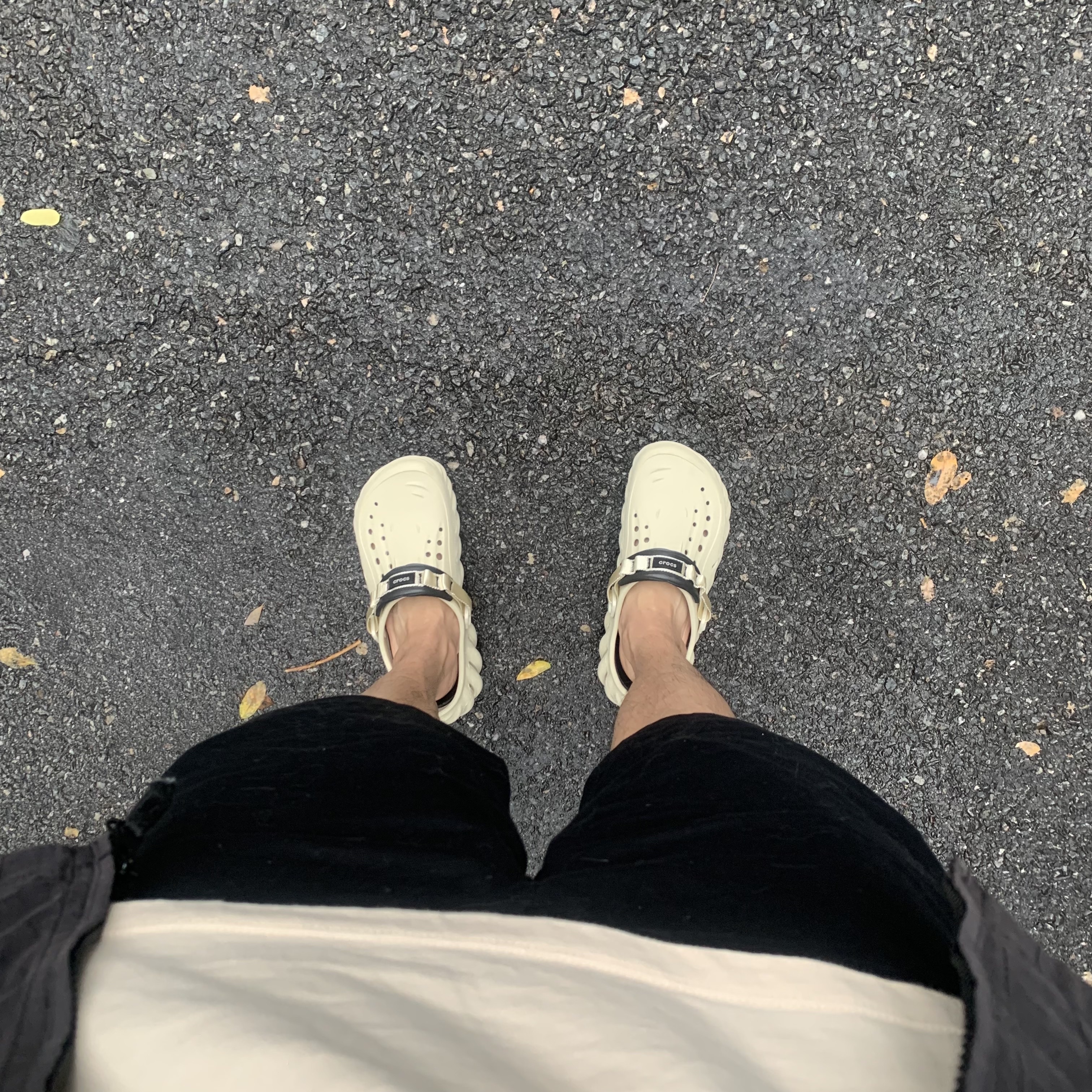 Crocs Echo Clog Bone Black 착용 스타일