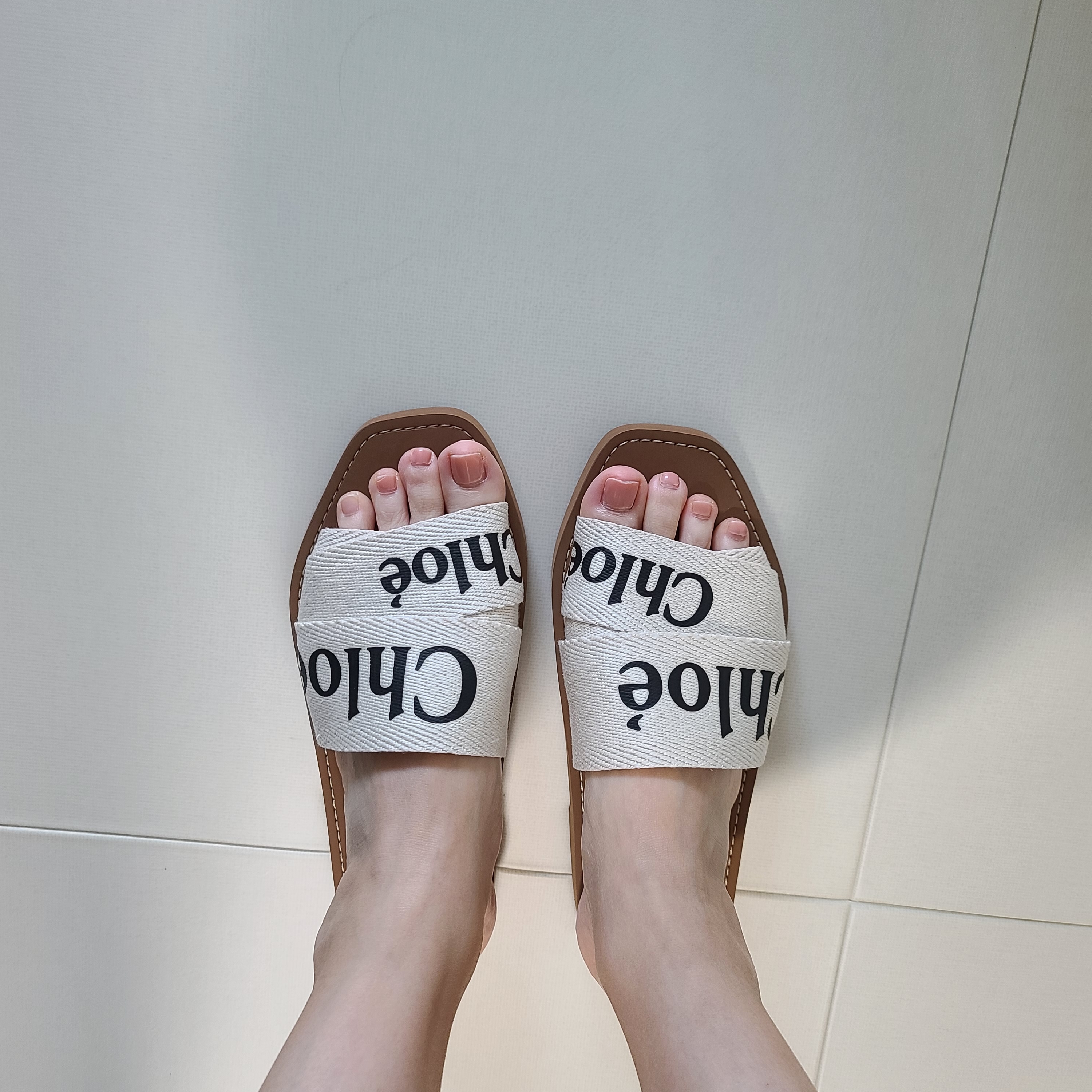 (W) Chloe Woody Flat Mule White 착용 스타일