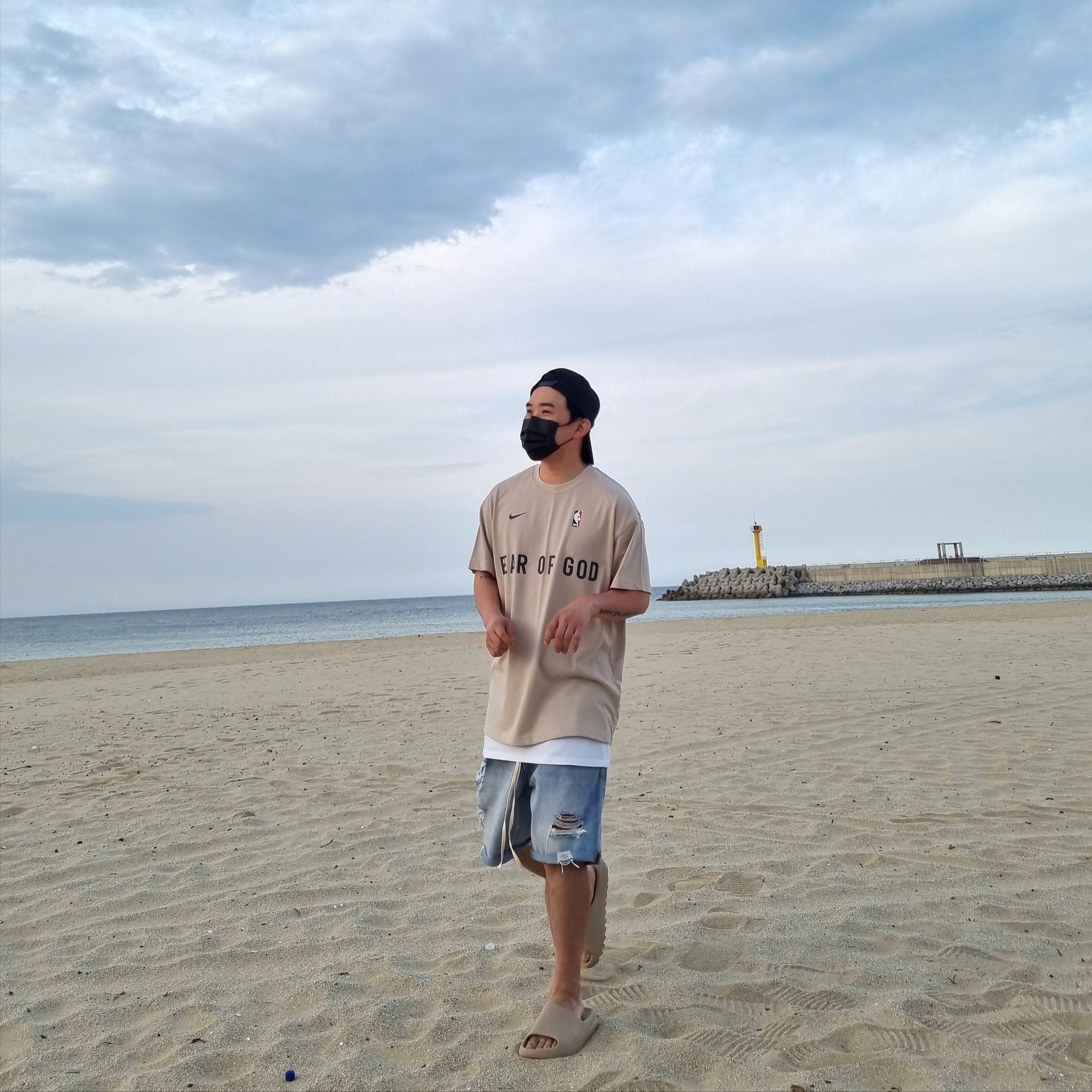 Nike x Fear of God Warm Up T-Shirt Oatmeal, Adidas Yeezy Slide Pure 착용 스타일