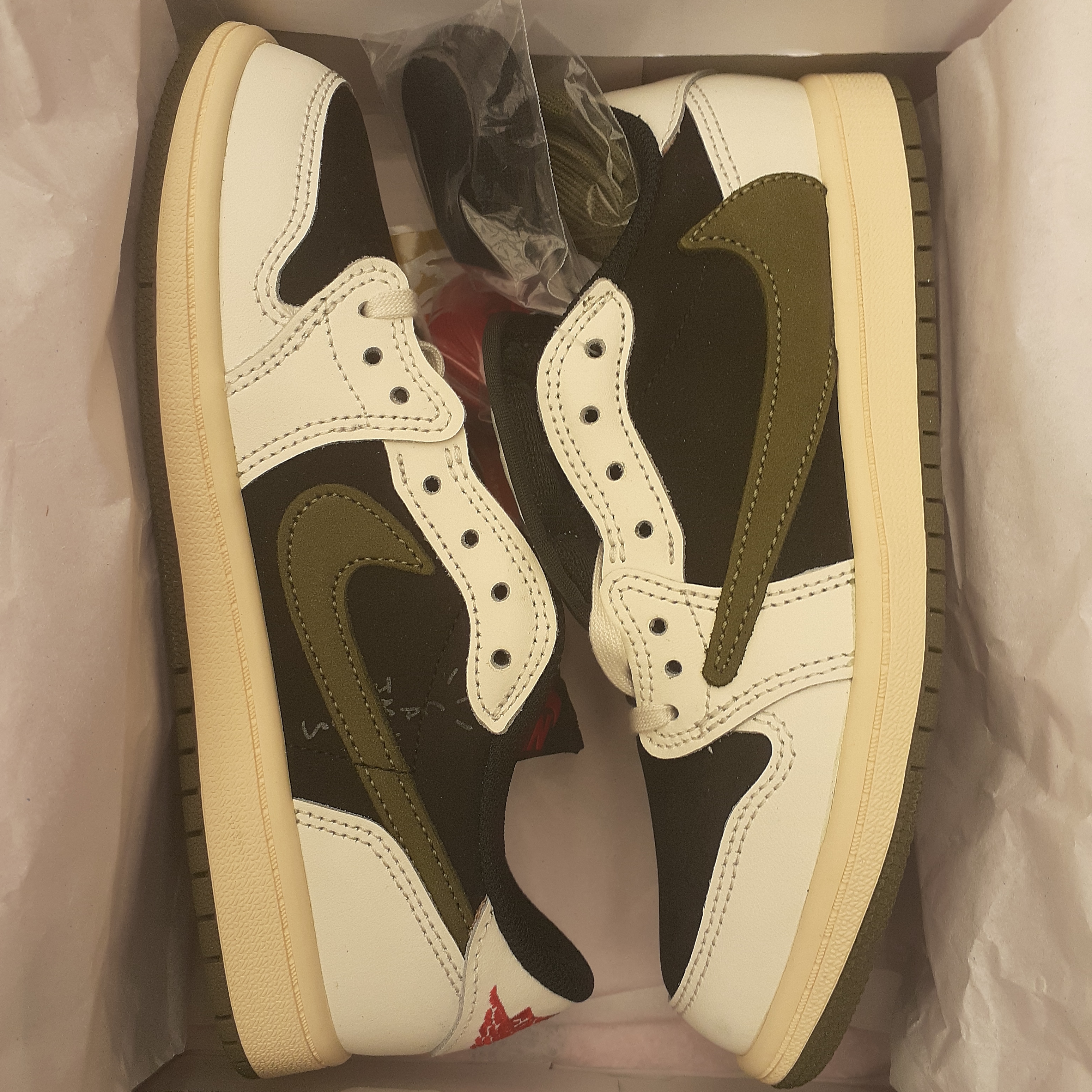 (PS) Jordan 1 x Travis Scott Retro Low OG SP Medium Olive 착용 스타일