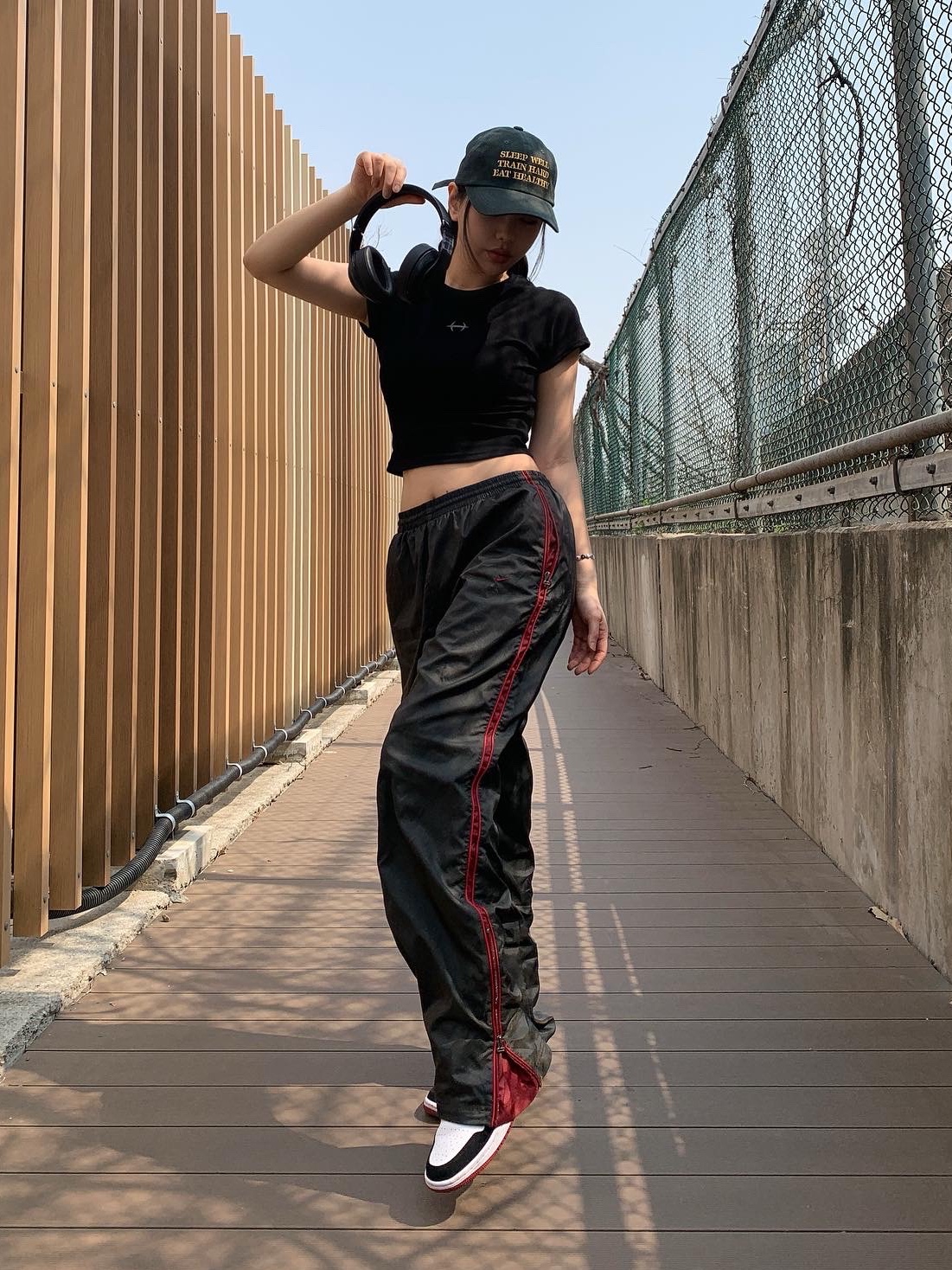 (W) Jordan 1 Low Gym Red Black White, Beats Studio 3 Wireless Over Ear Headphone Matt Black (Korean Ver.) 착용 스타일