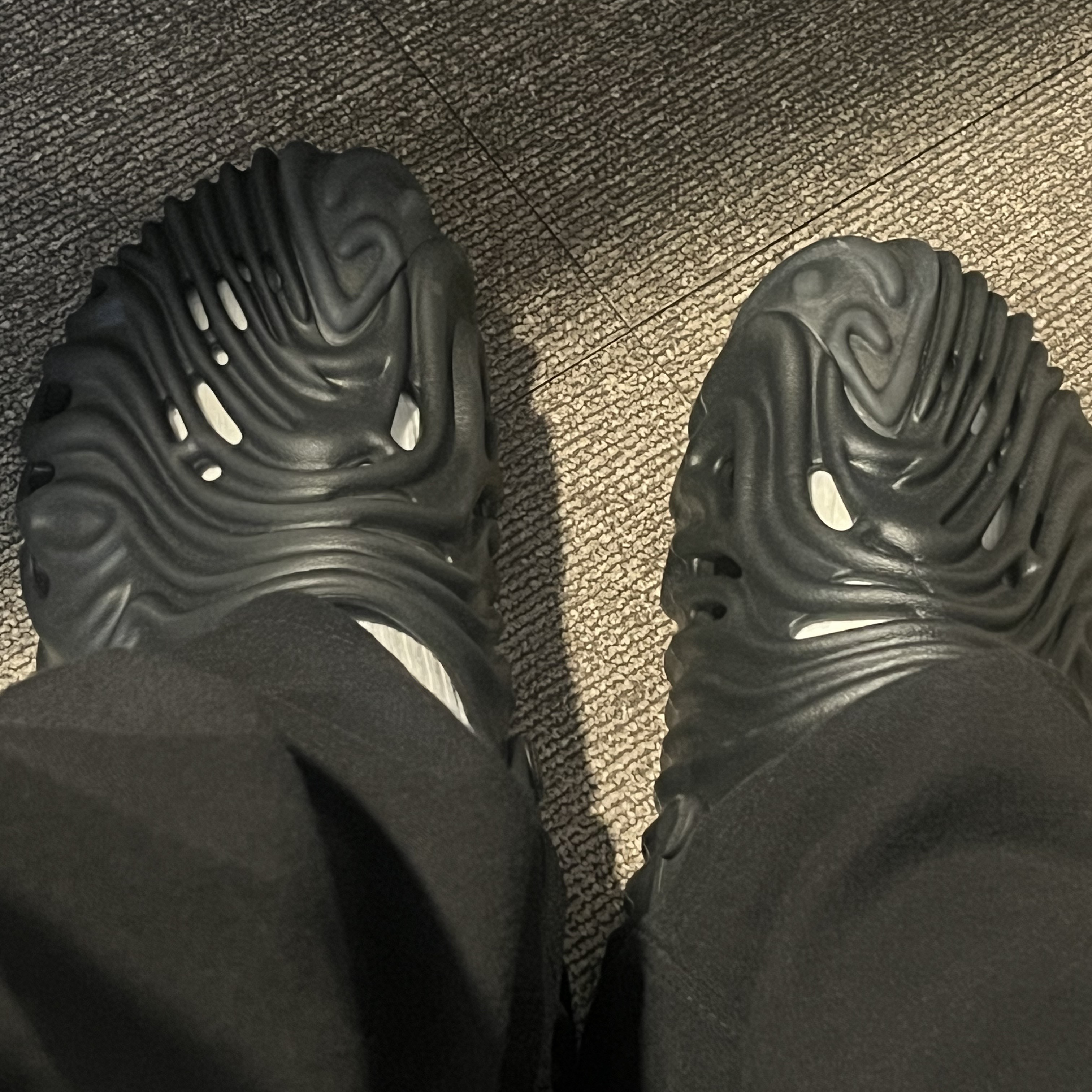 Crocs x Salehe Bembury Pollex Clog Sasquatch 착용 스타일 - 2