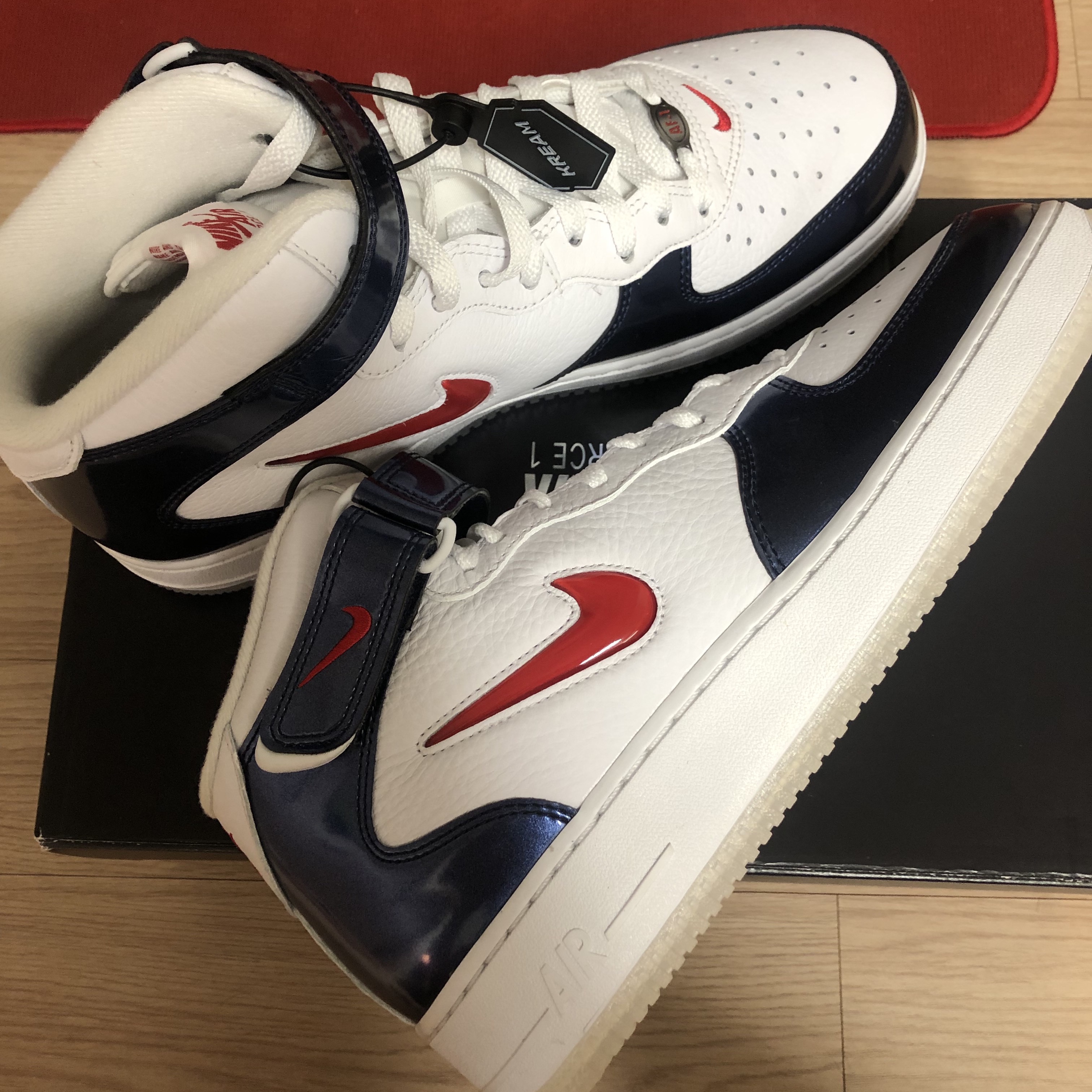 Nike Air Force 1 Mid QS University Red and Midnight Navy 착용 스타일 - 2