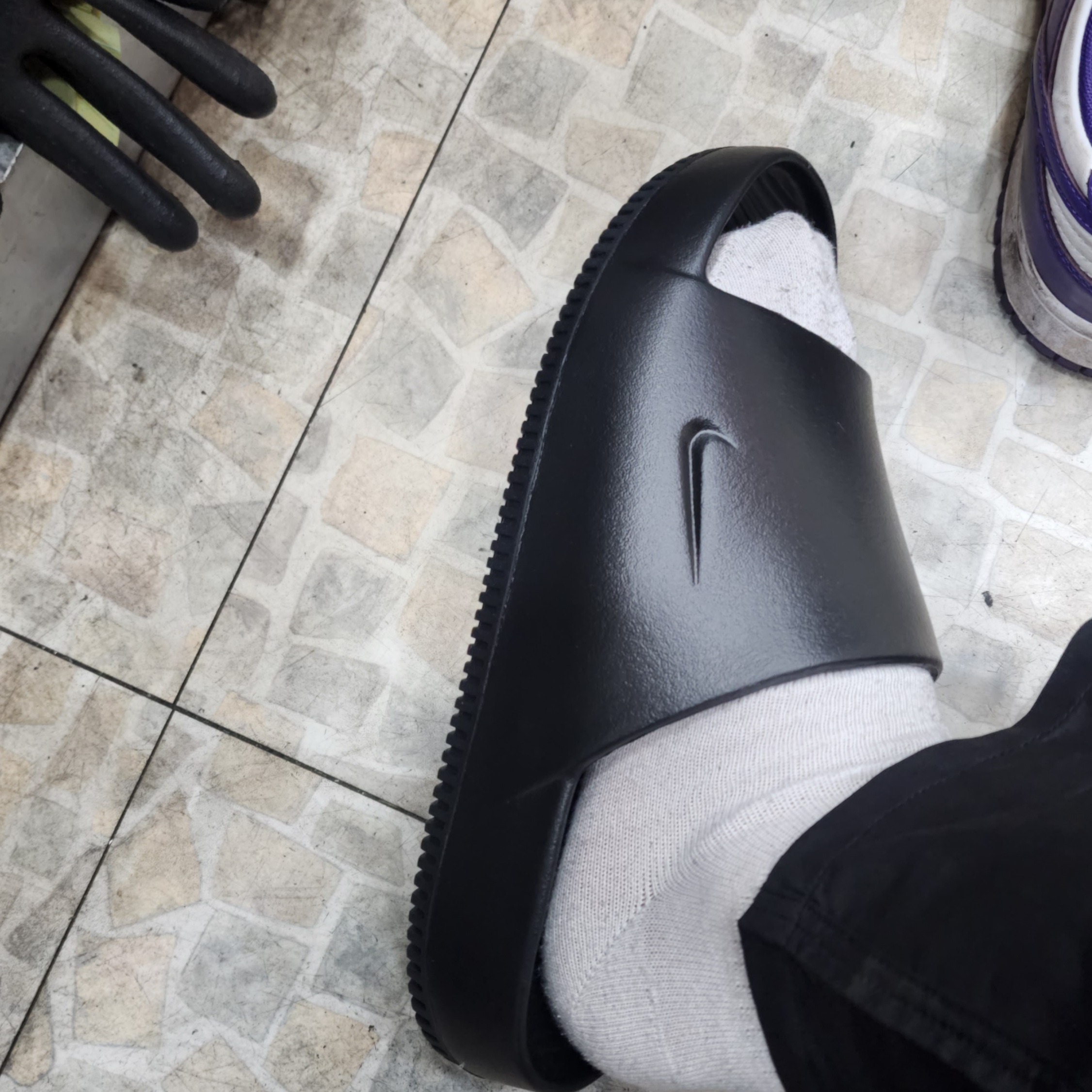 Nike Calm Slide Black 착용 스타일 - 1
