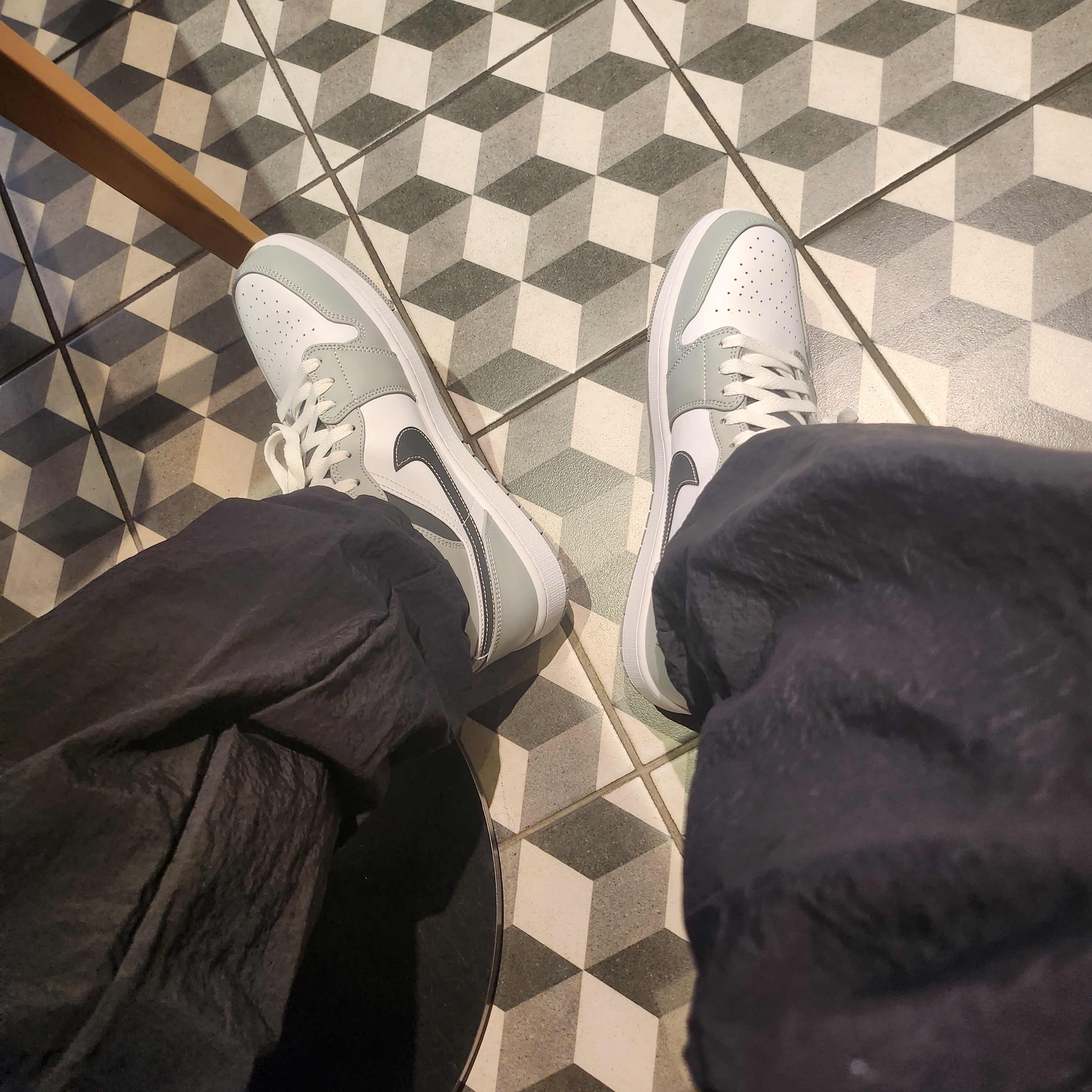 Jordan 1 Mid Light Smoke Grey Anthracite 착용 스타일