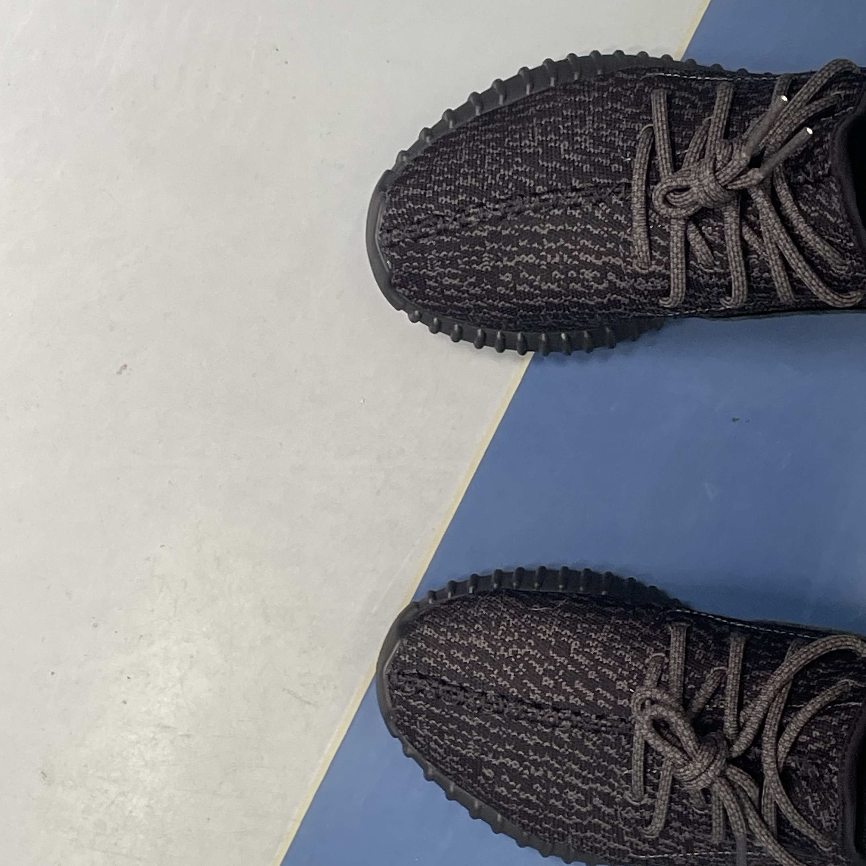 Adidas Yeezy Boost 350 Pirate Black 2023 착용 스타일