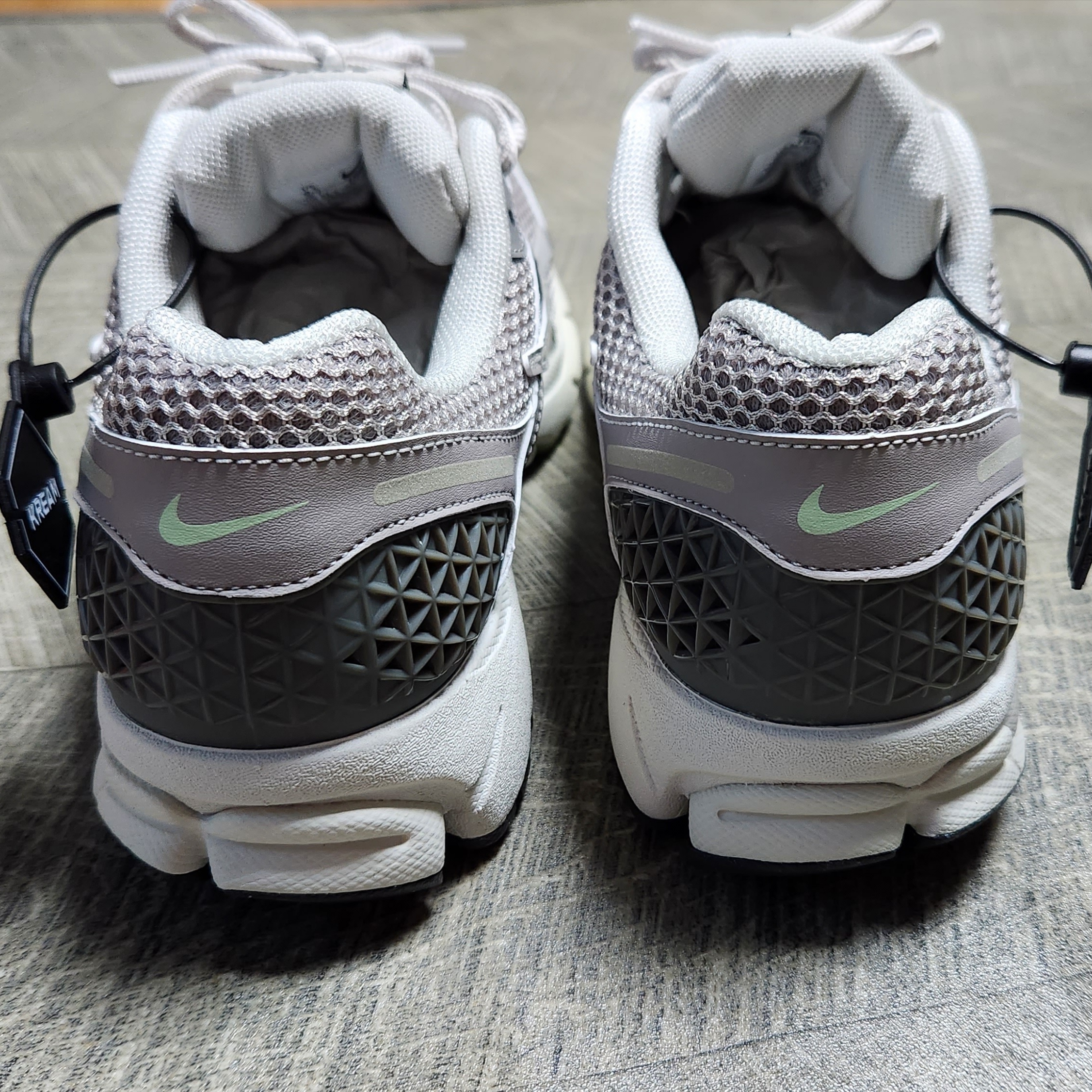 (W) Nike Zoom Vomero 5 Cobblestone and Flat Pewter 착용 스타일 - 5