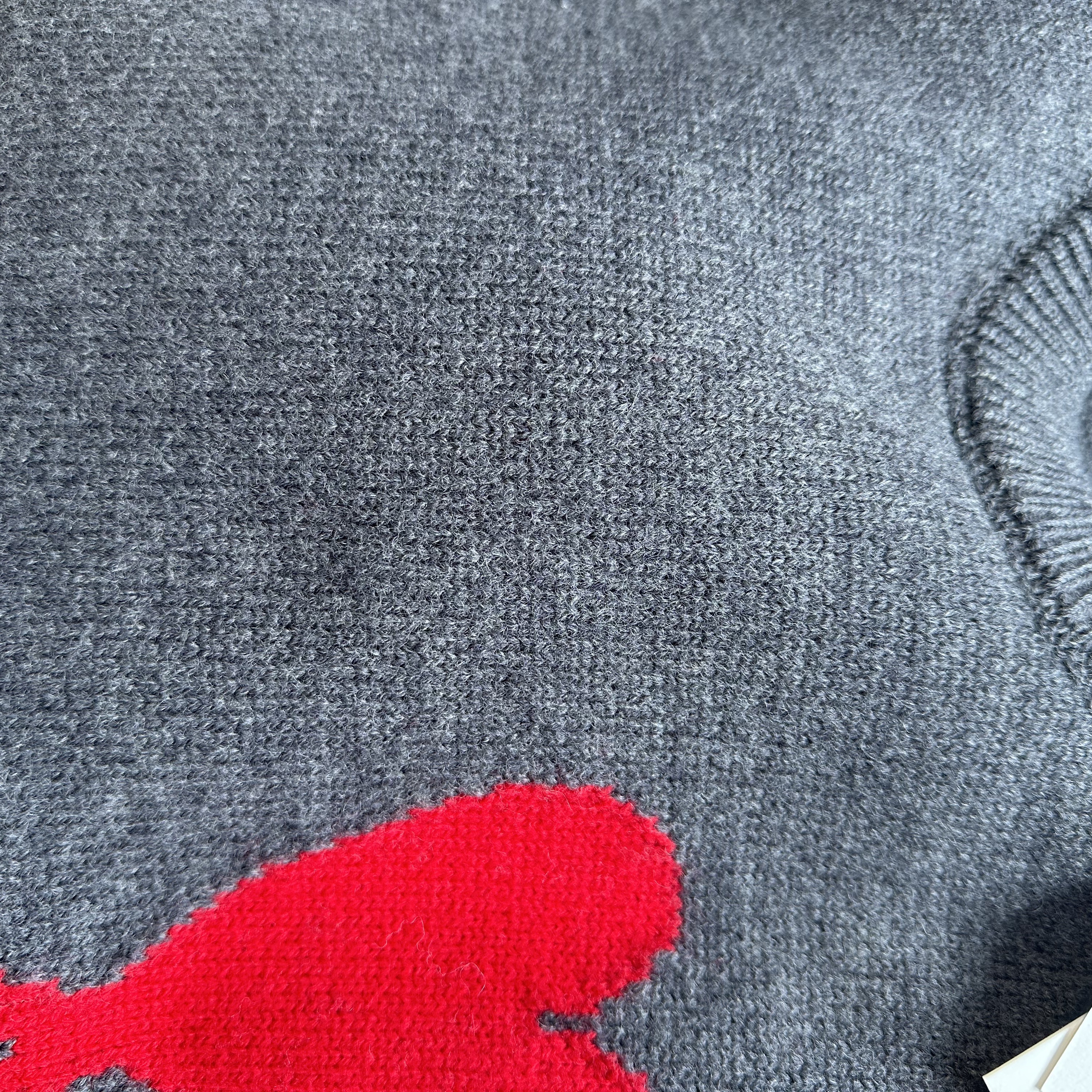 AMI de Coeur Oversize Intarsia Sweater Grey Red 착용 스타일 - 2