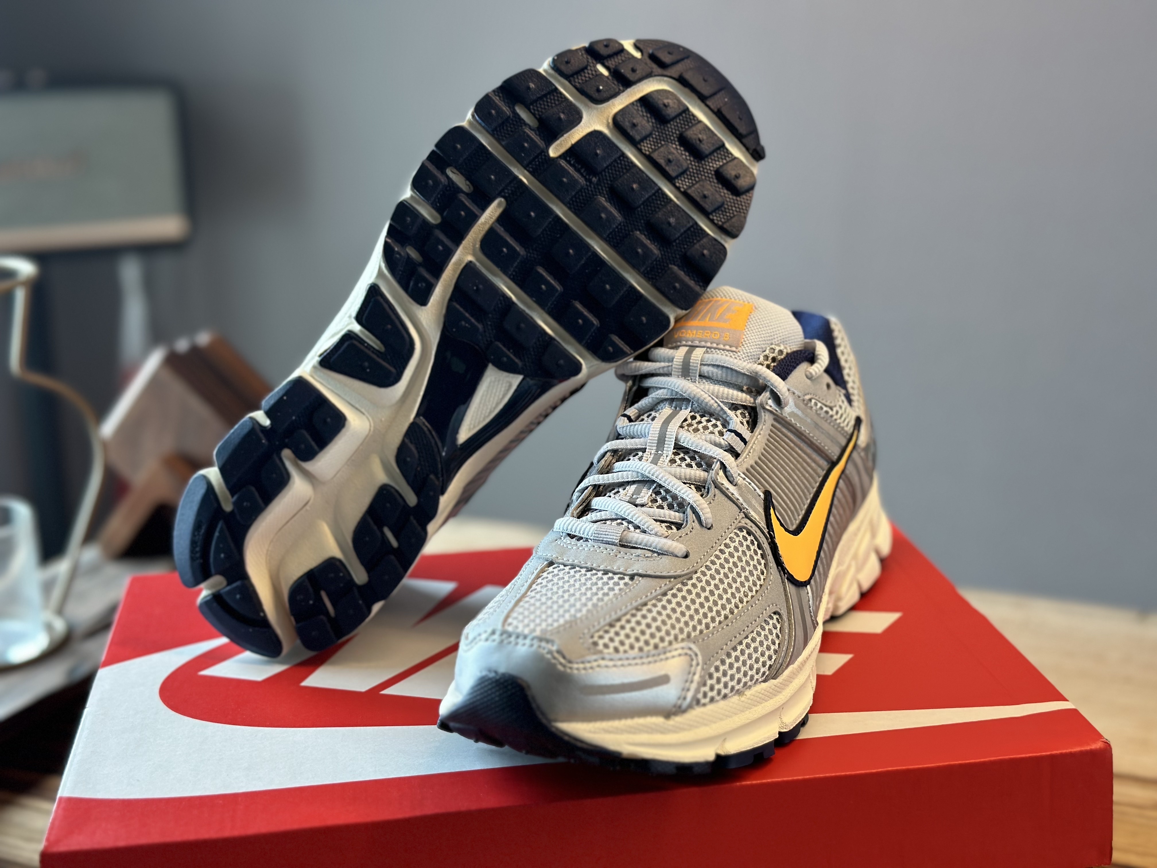 Nike Zoom Vomero 5 Pure Platinum and Laser Orange 착용 스타일 - 3