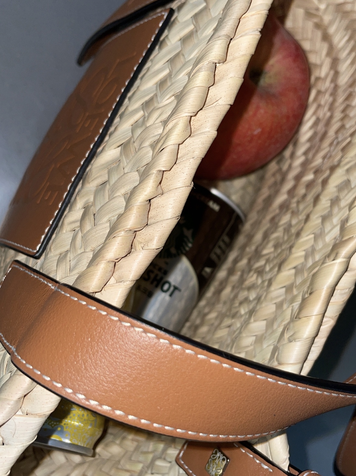 Loewe Basket Bag in Palm Leaf and Calfskin Natural Tan 착용 스타일 - 2