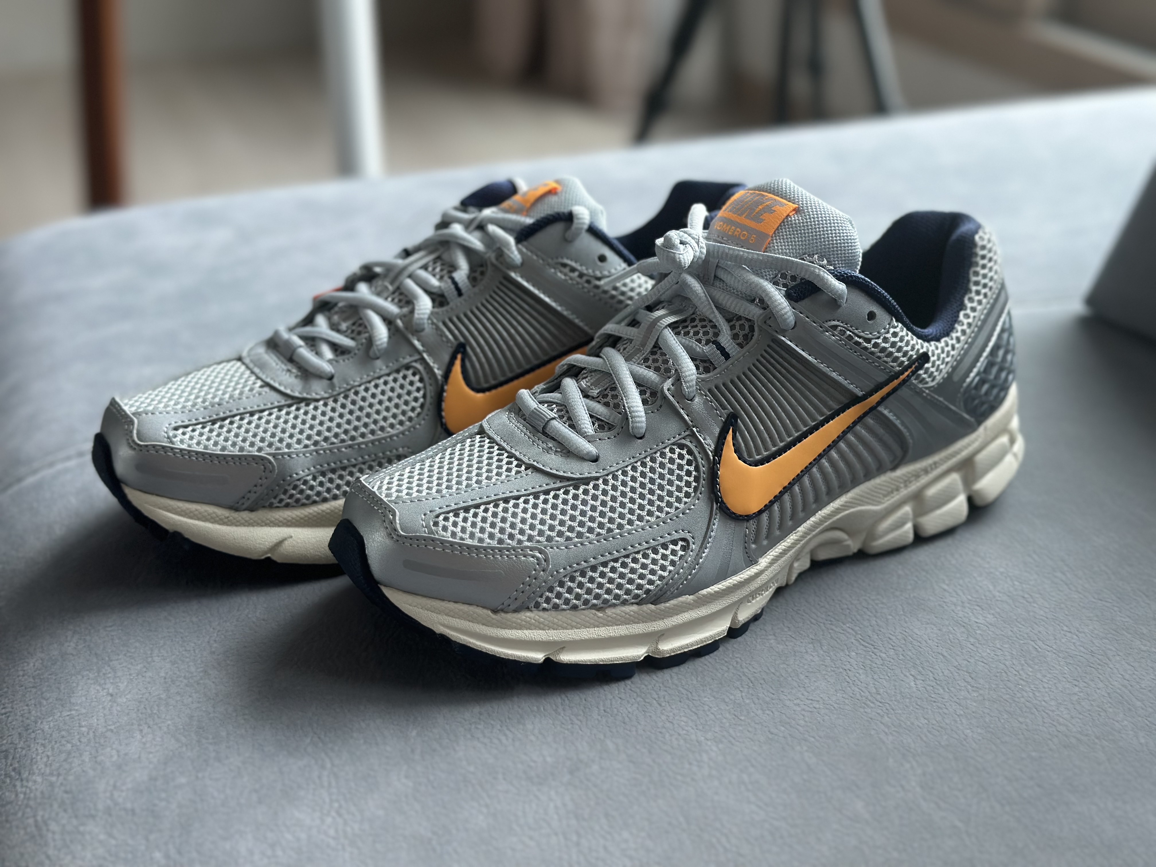 Nike Zoom Vomero 5 Pure Platinum and Laser Orange 착용 스타일 - 5