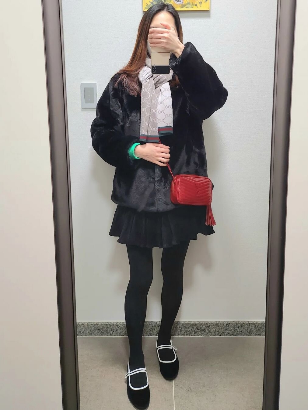 Saint Laurent Lou Camera Bag in Quilted Leather Black 착용 스타일