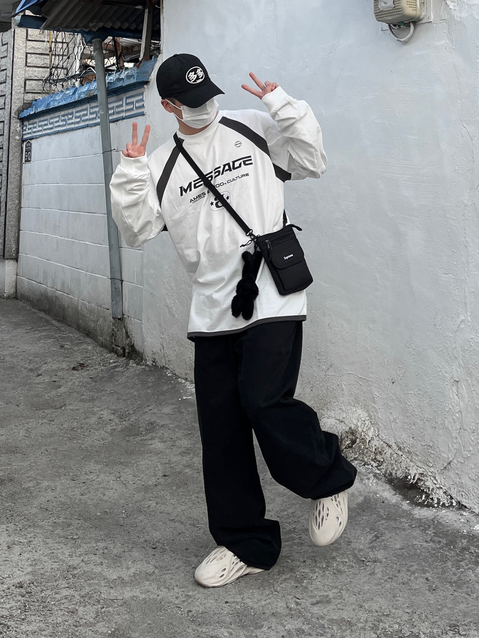 Adidas Yeezy Foam RNNR Sand, Supreme Shoulder Bag Black - 19FW 착용 스타일 - 1