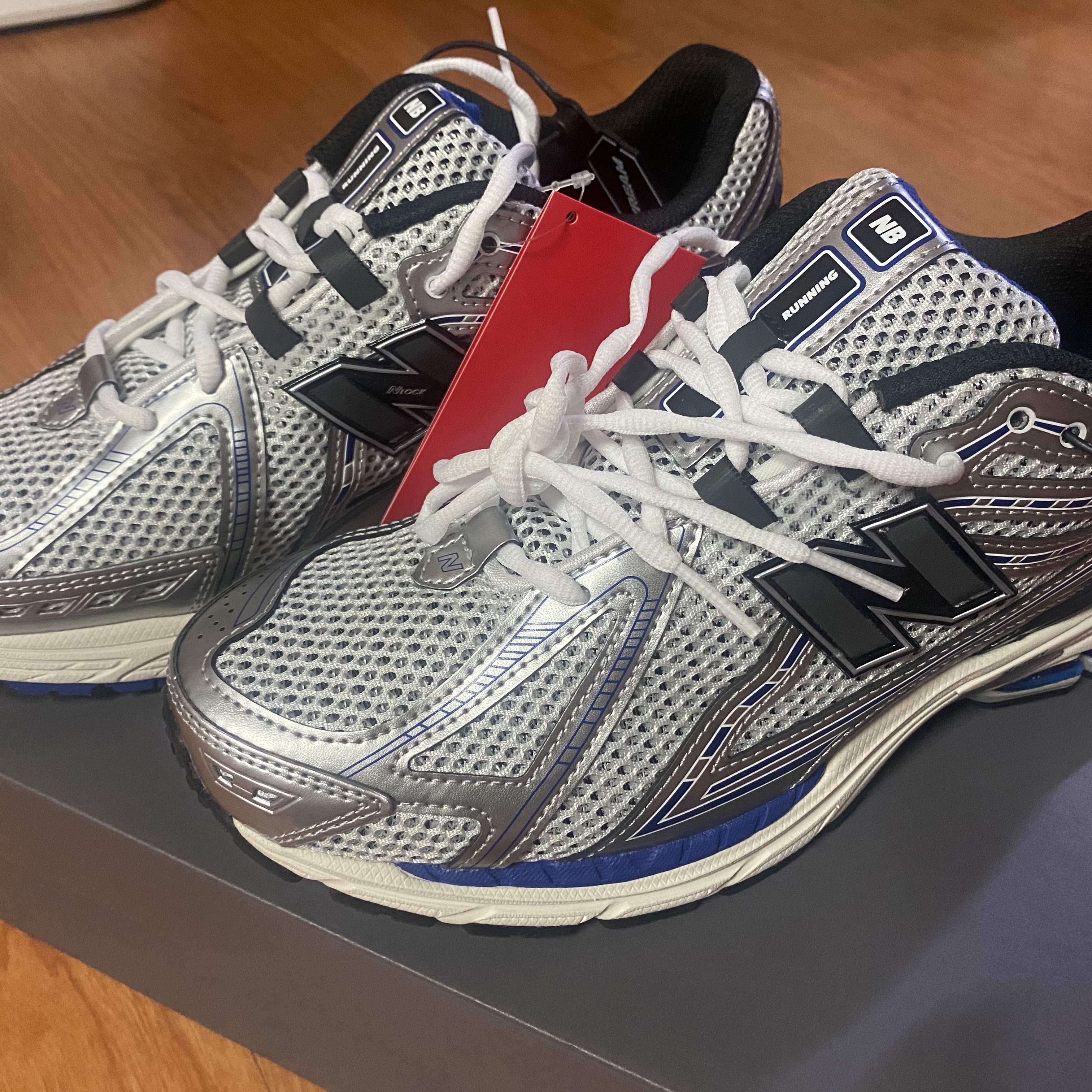 New Balance 1906R Silver Metallic 착용 스타일
