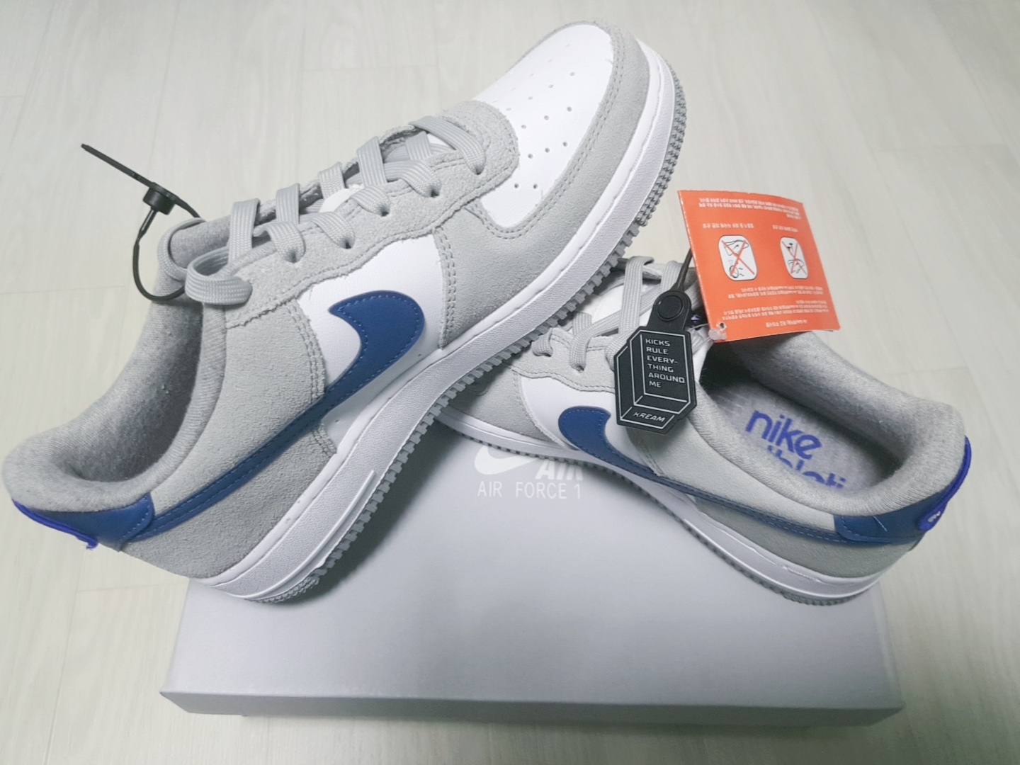 (GS) Nike Air Force 1 LV8 Athletic Club Light Smoke Grey Marina 착용 스타일