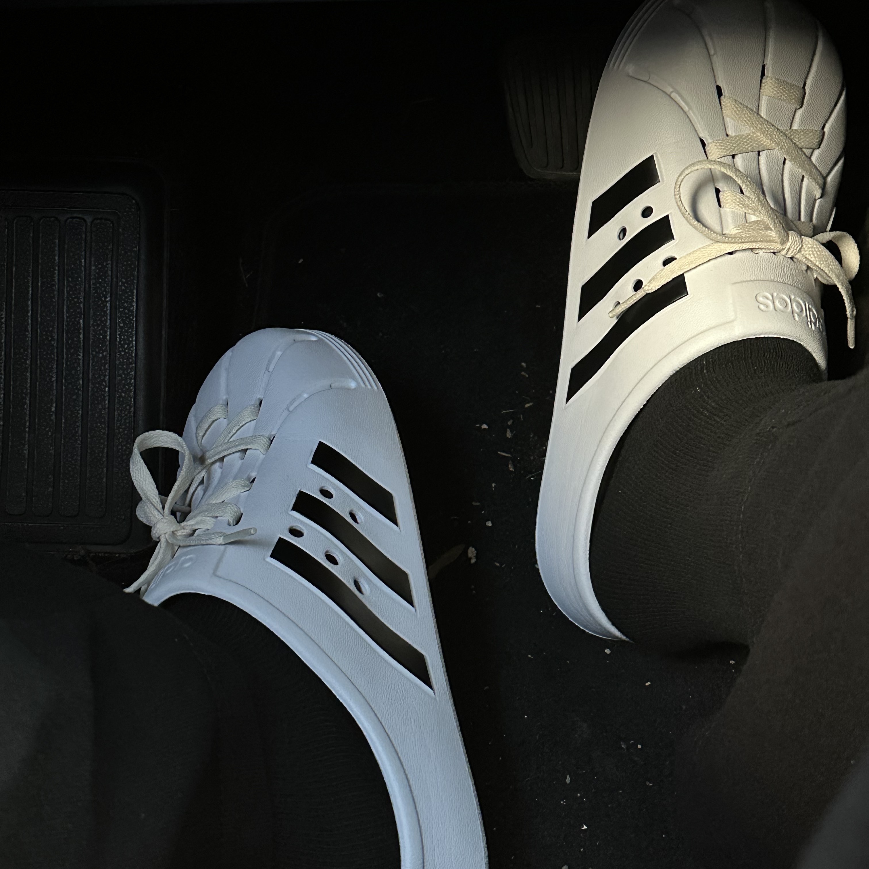 Adidas Adilette Clog White Black 착용 스타일